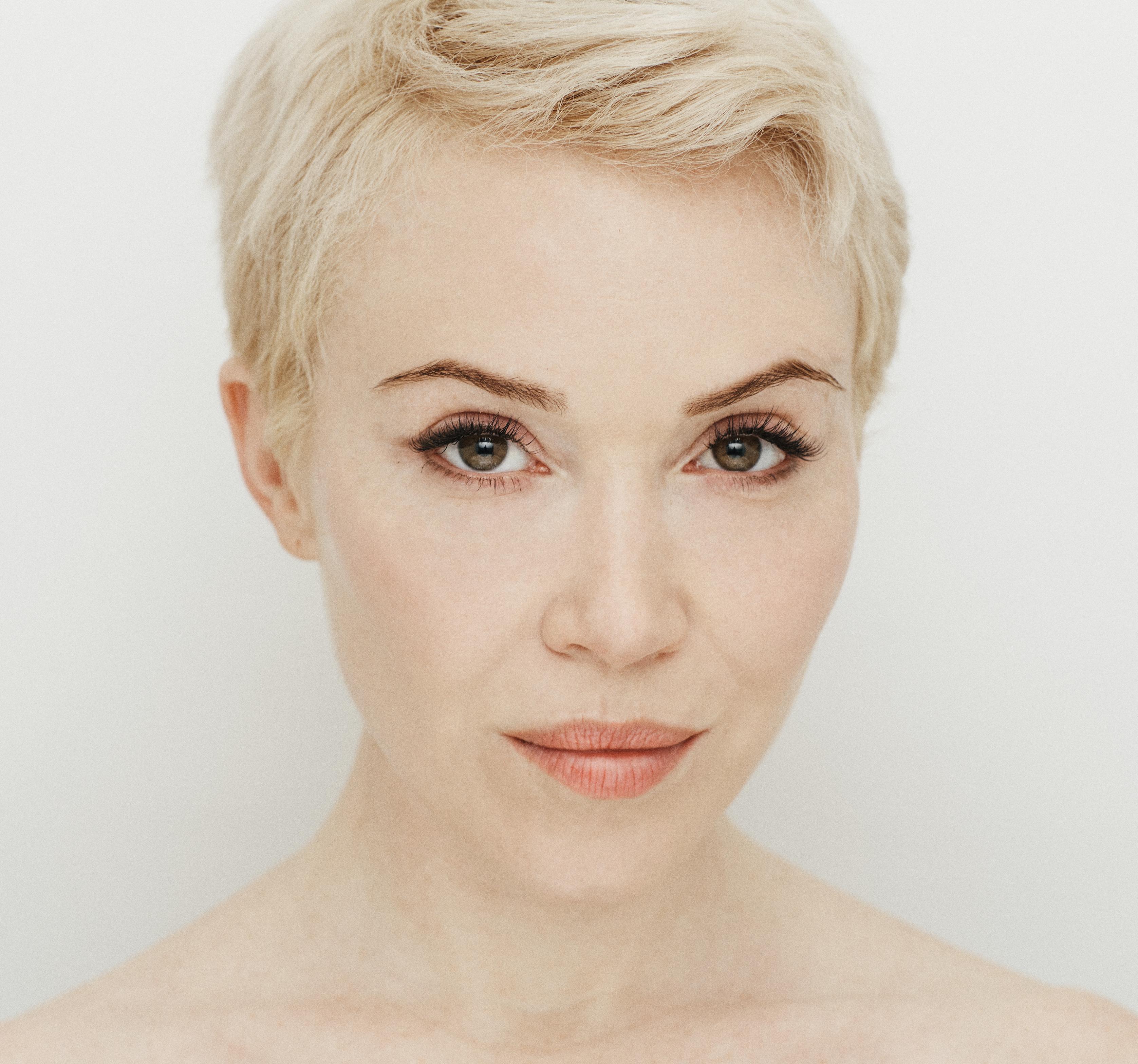 actor Daisy Lewis large photo