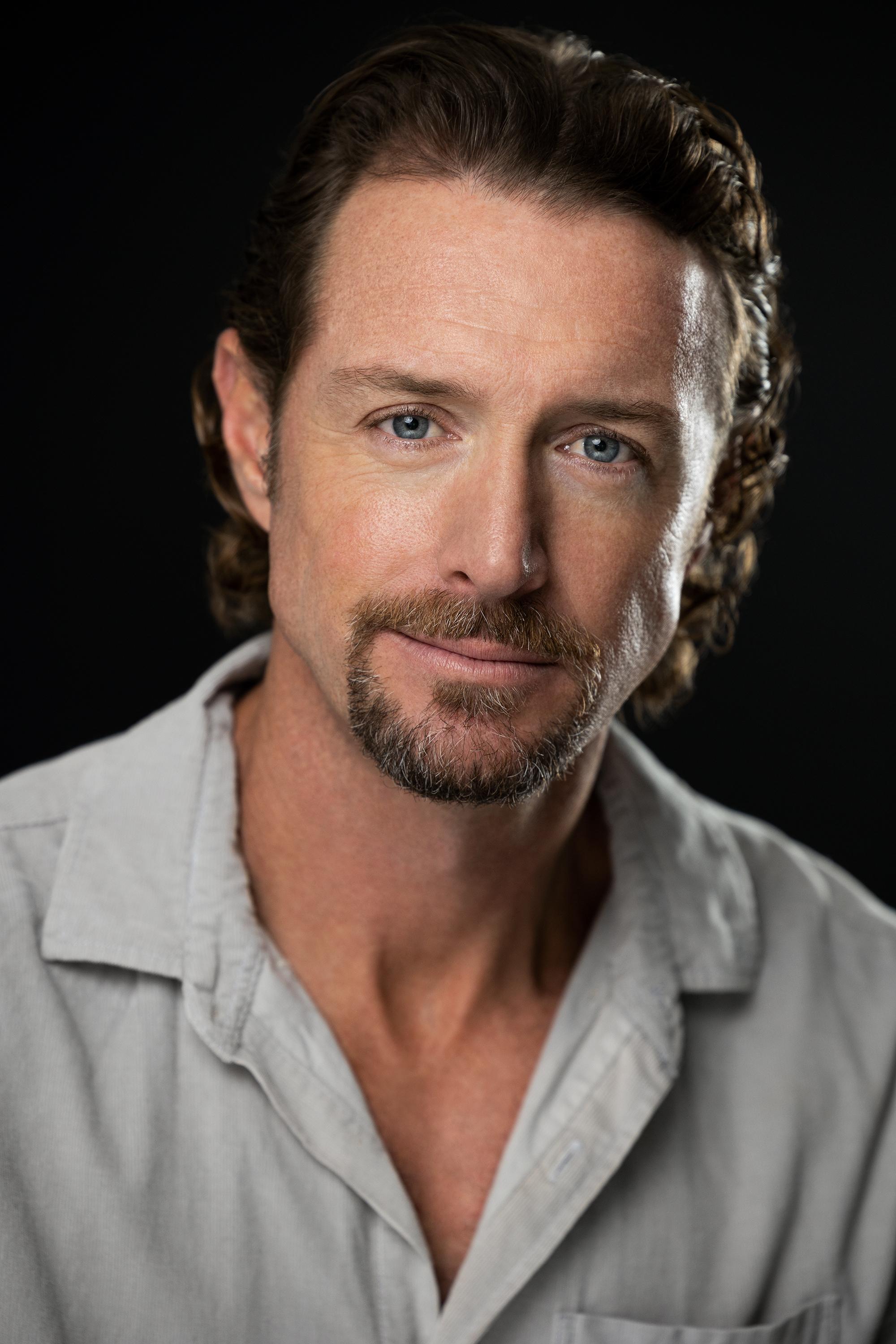 actor Chris Hillier large photo