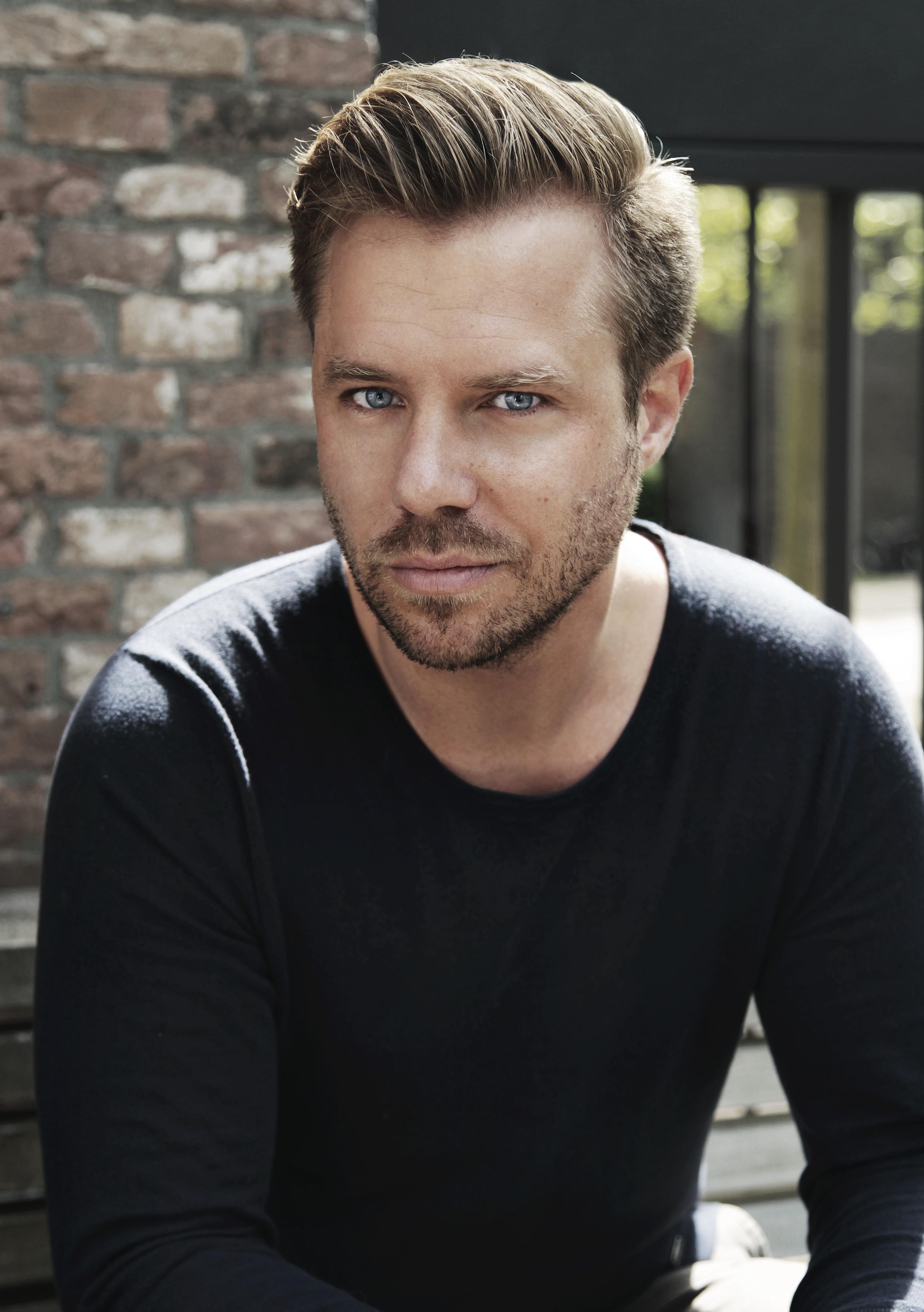 actor Thijs Römer large photo