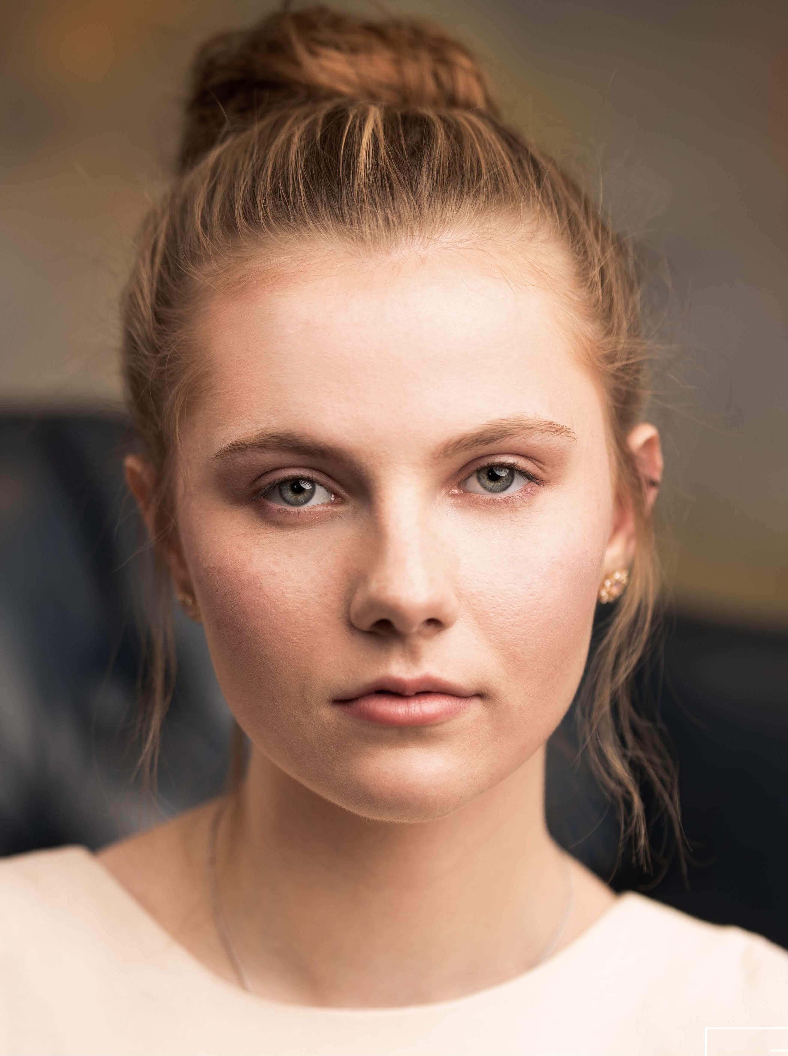 actor Tori Ellis large photo