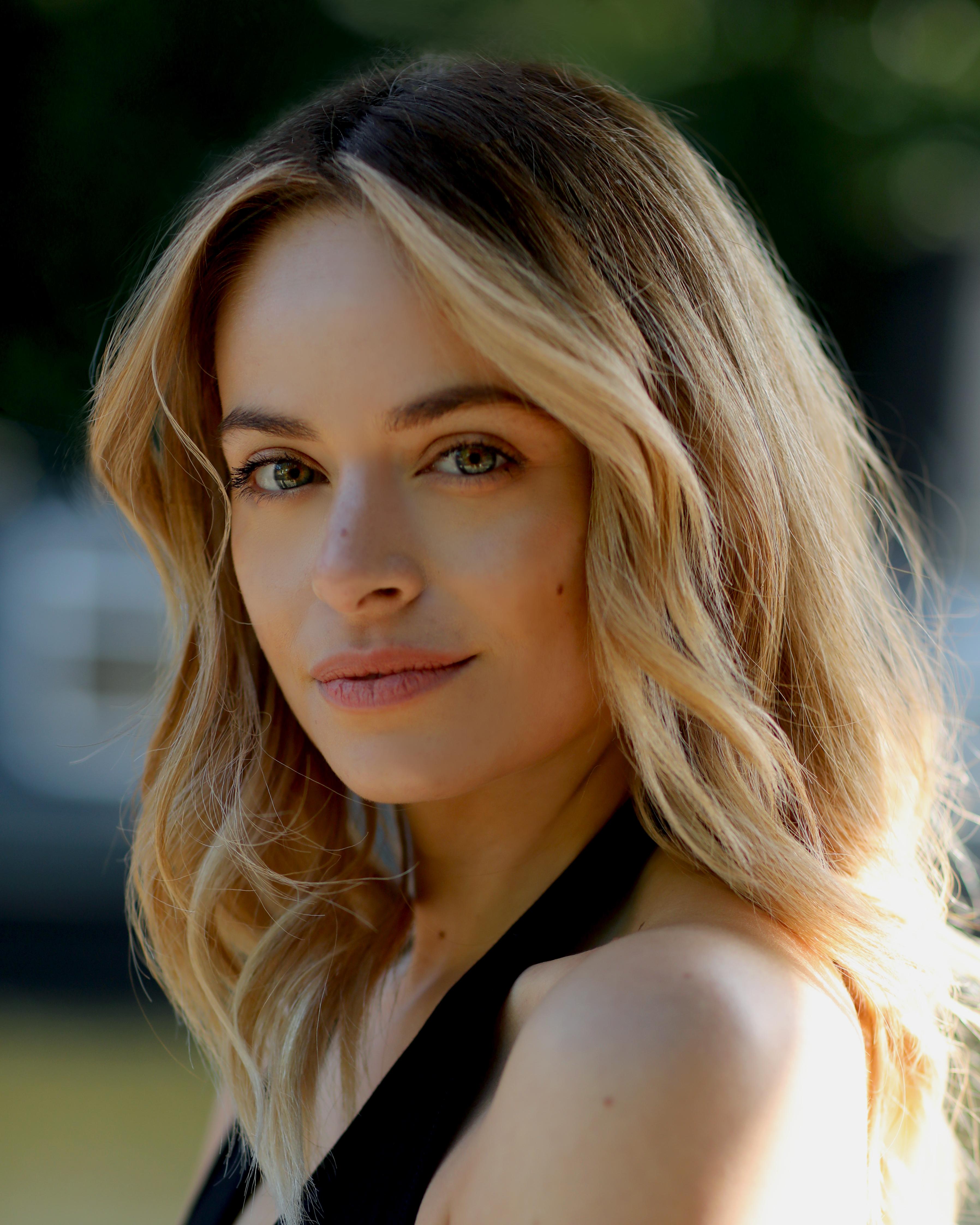 actor Jennifer Brooke large photo