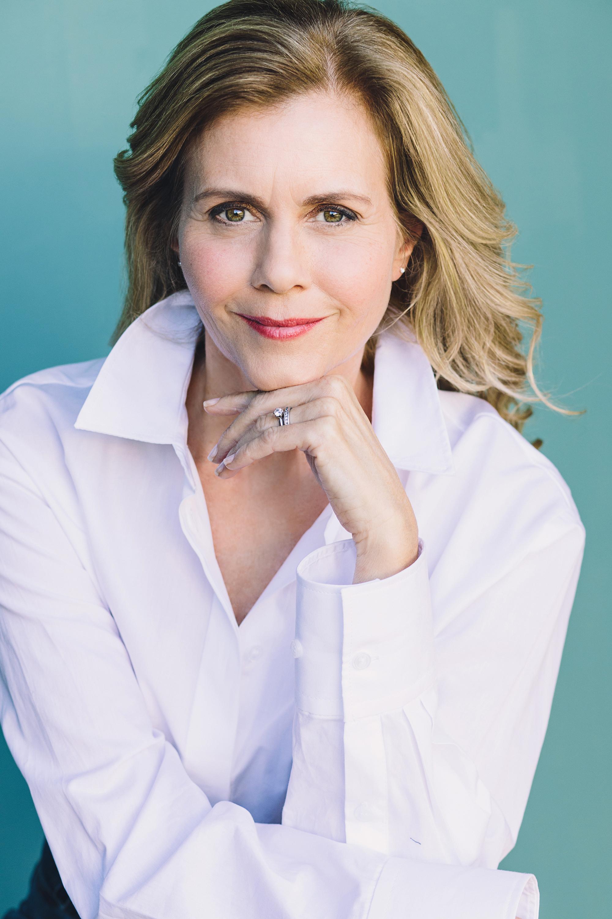 actor Christie Lynn Smith large photo