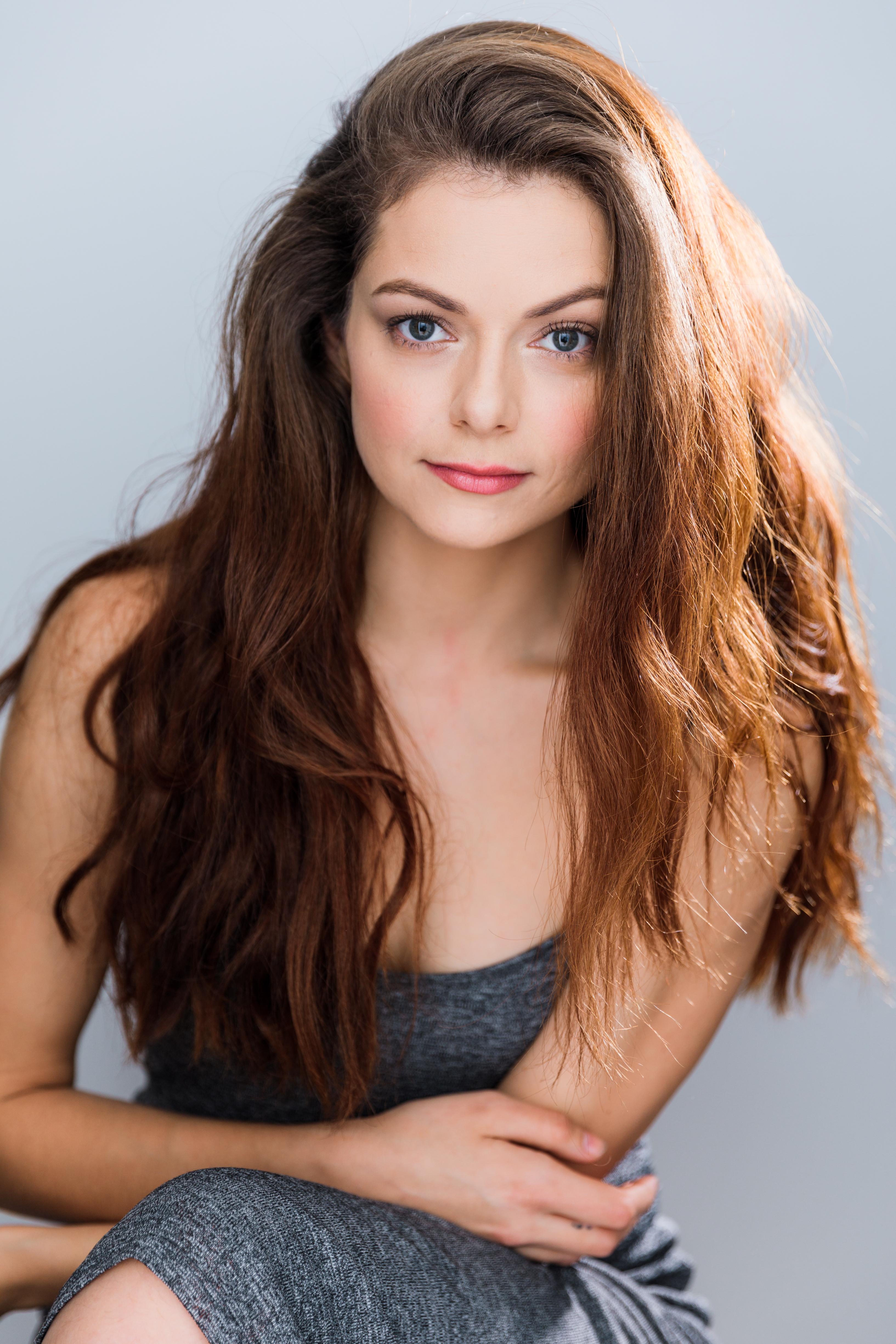 actor Izzie Steele large photo