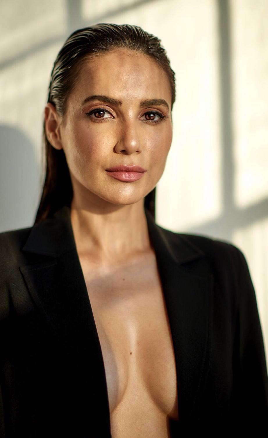 actor Yasmine Aker large photo