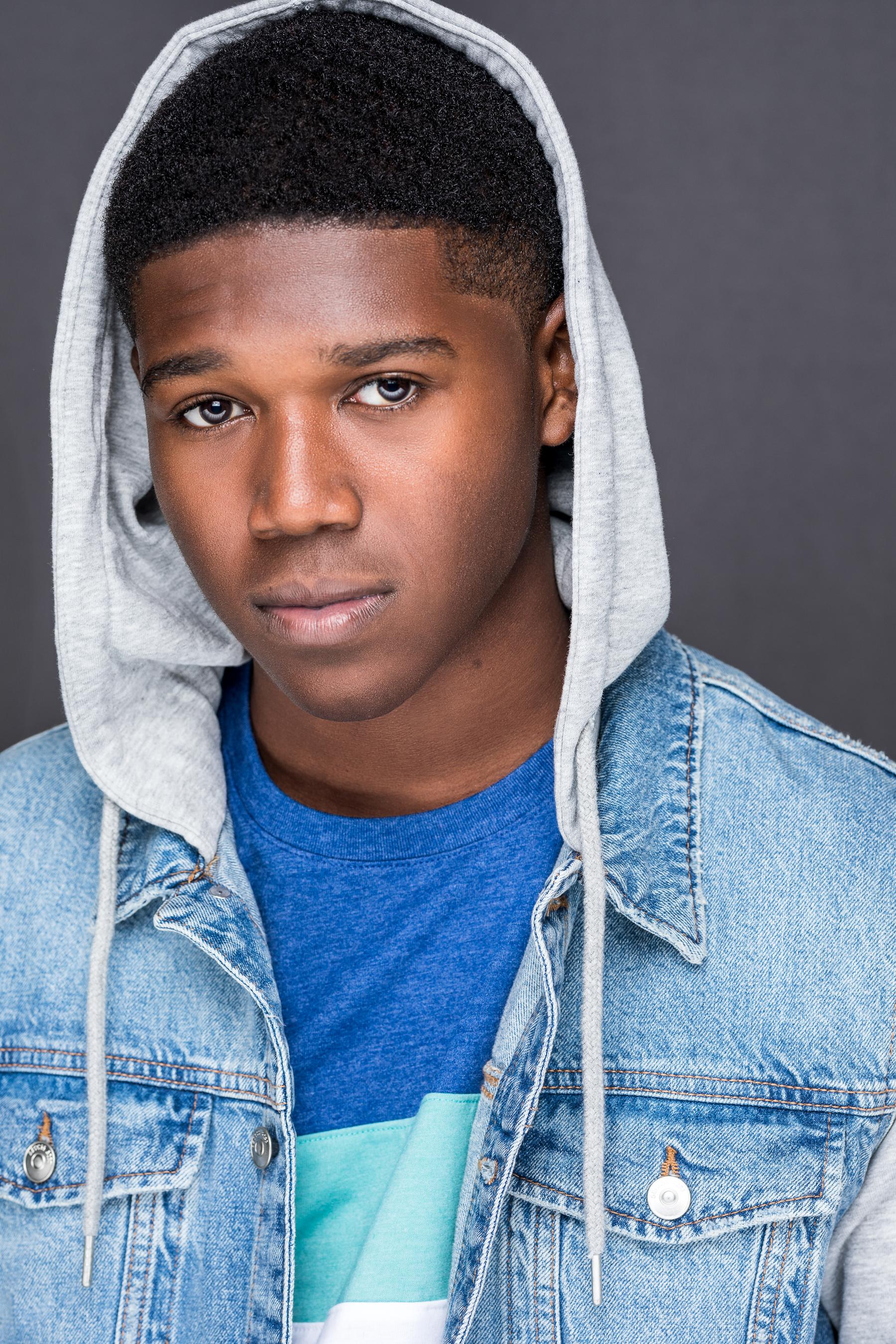 actor Aven Courtney large photo