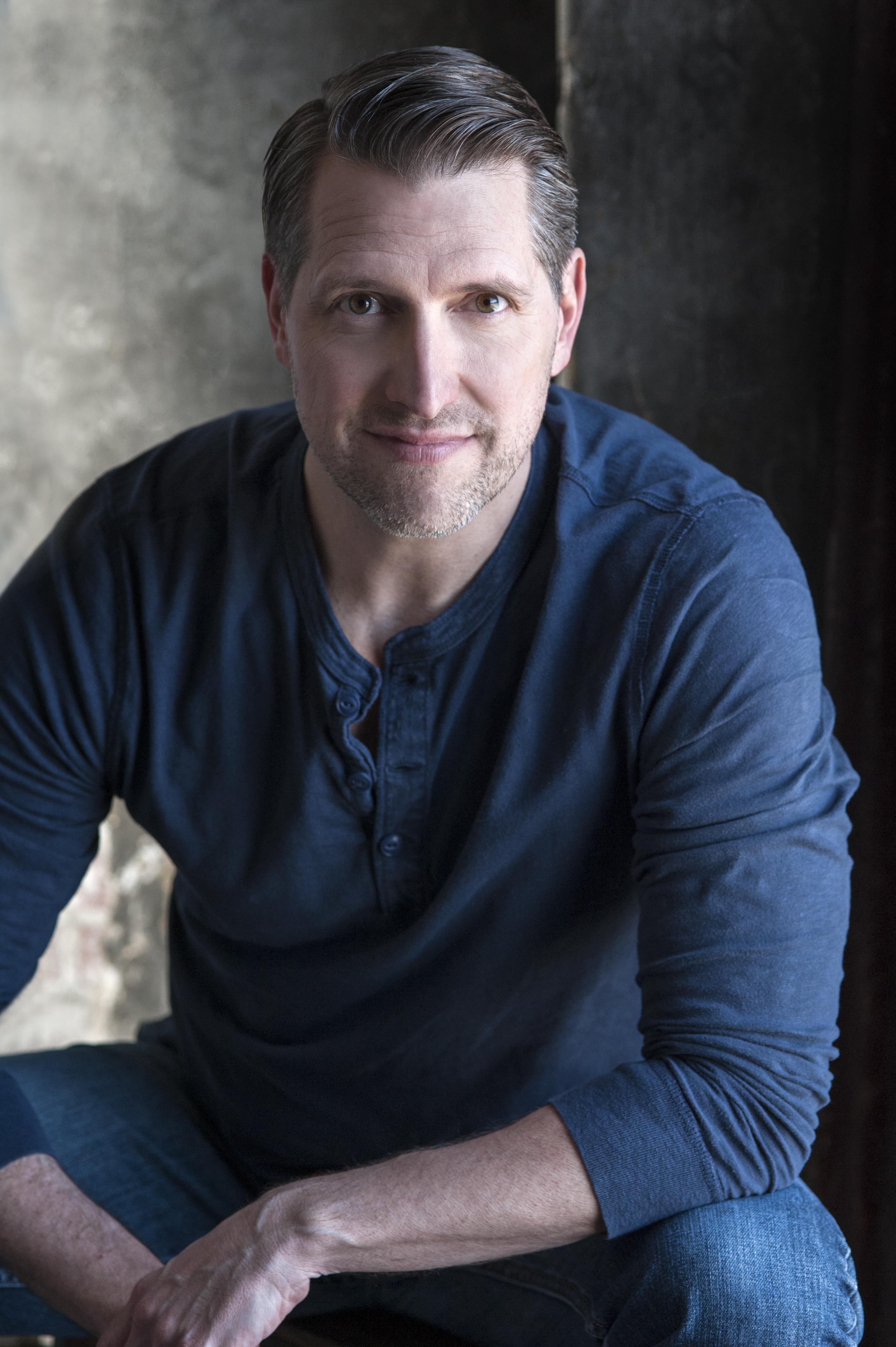 actor Erik Andrews large photo