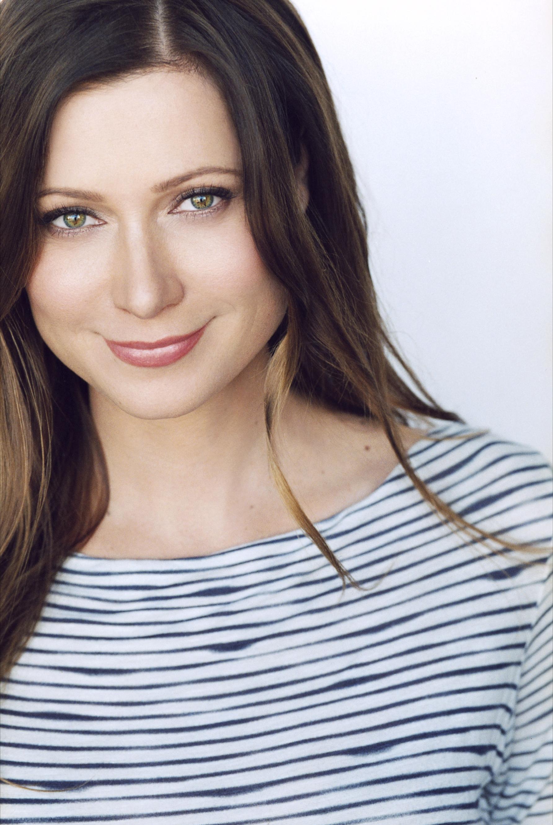 actor Sarah Ann Schultz large photo