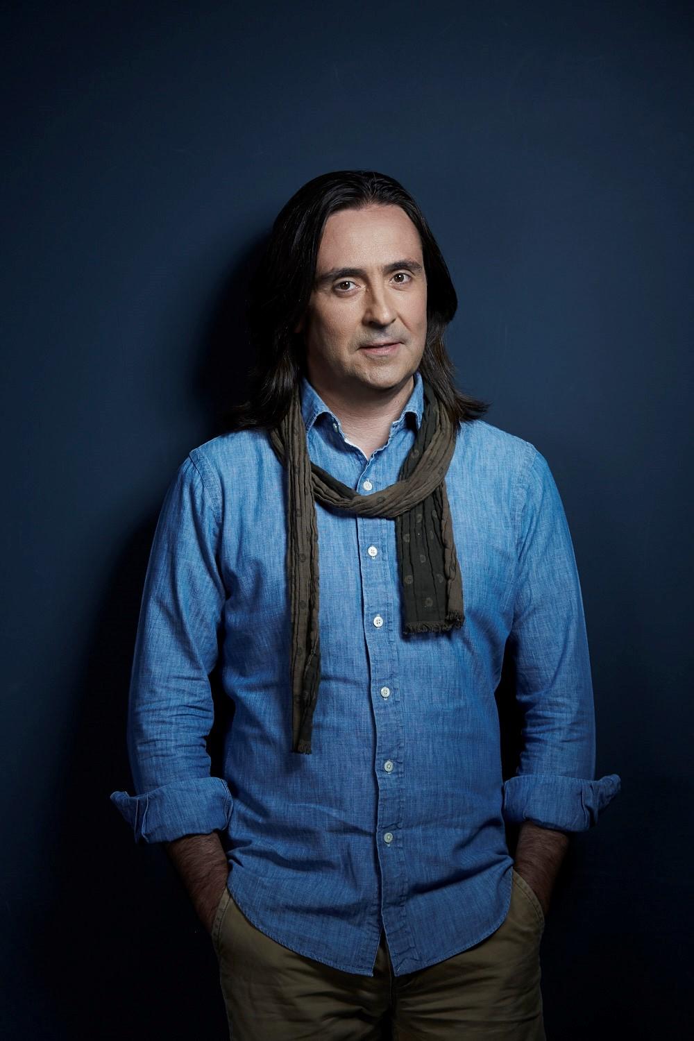 actor Neil Oliver large photo