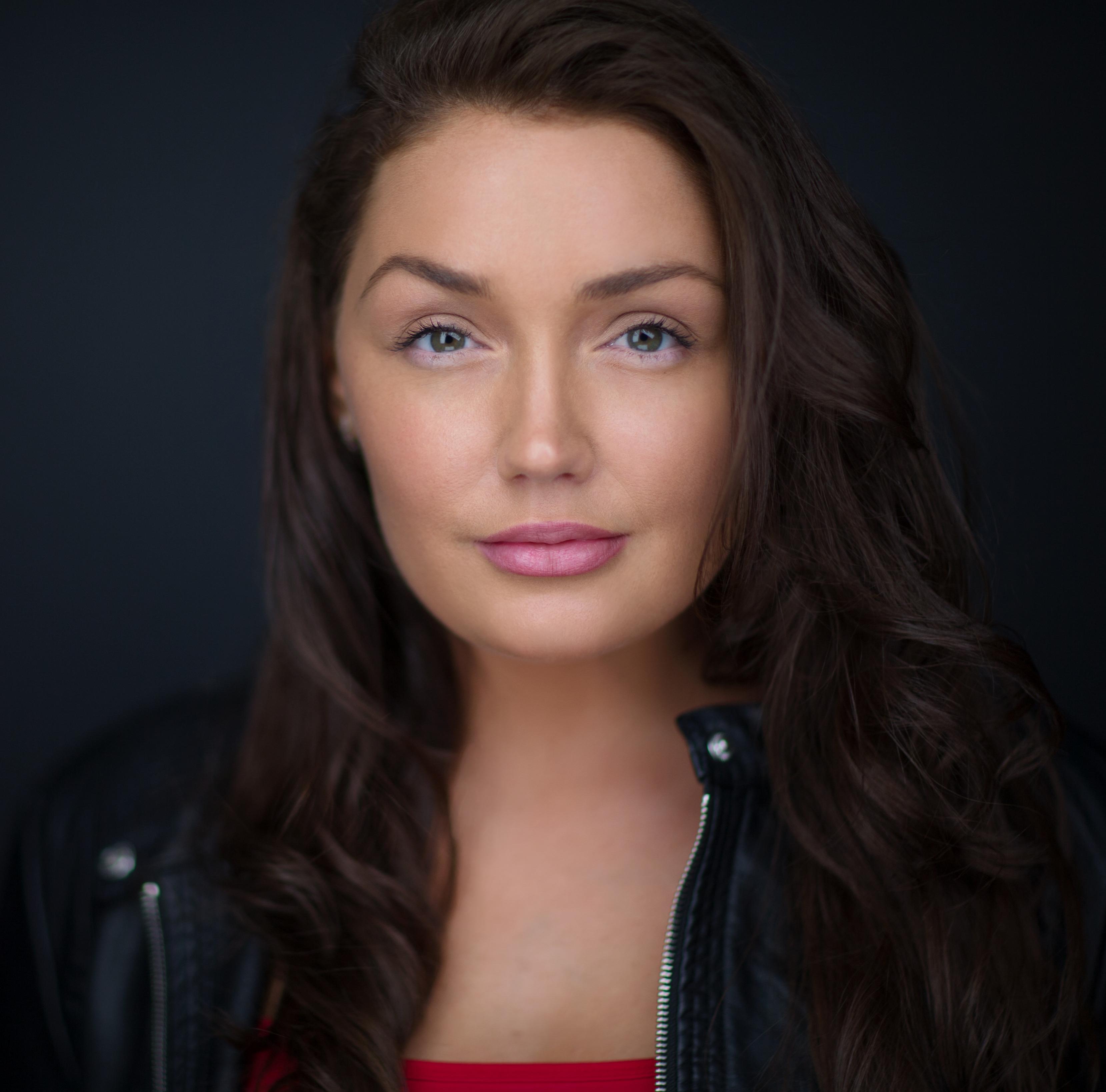 actor Arissa Page large photo