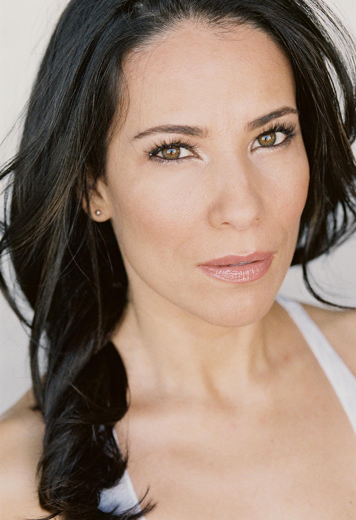 actor Jossara Jinaro large photo