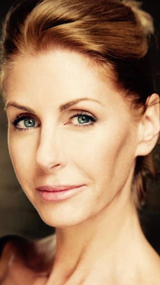 actor Lisa Hogan large photo