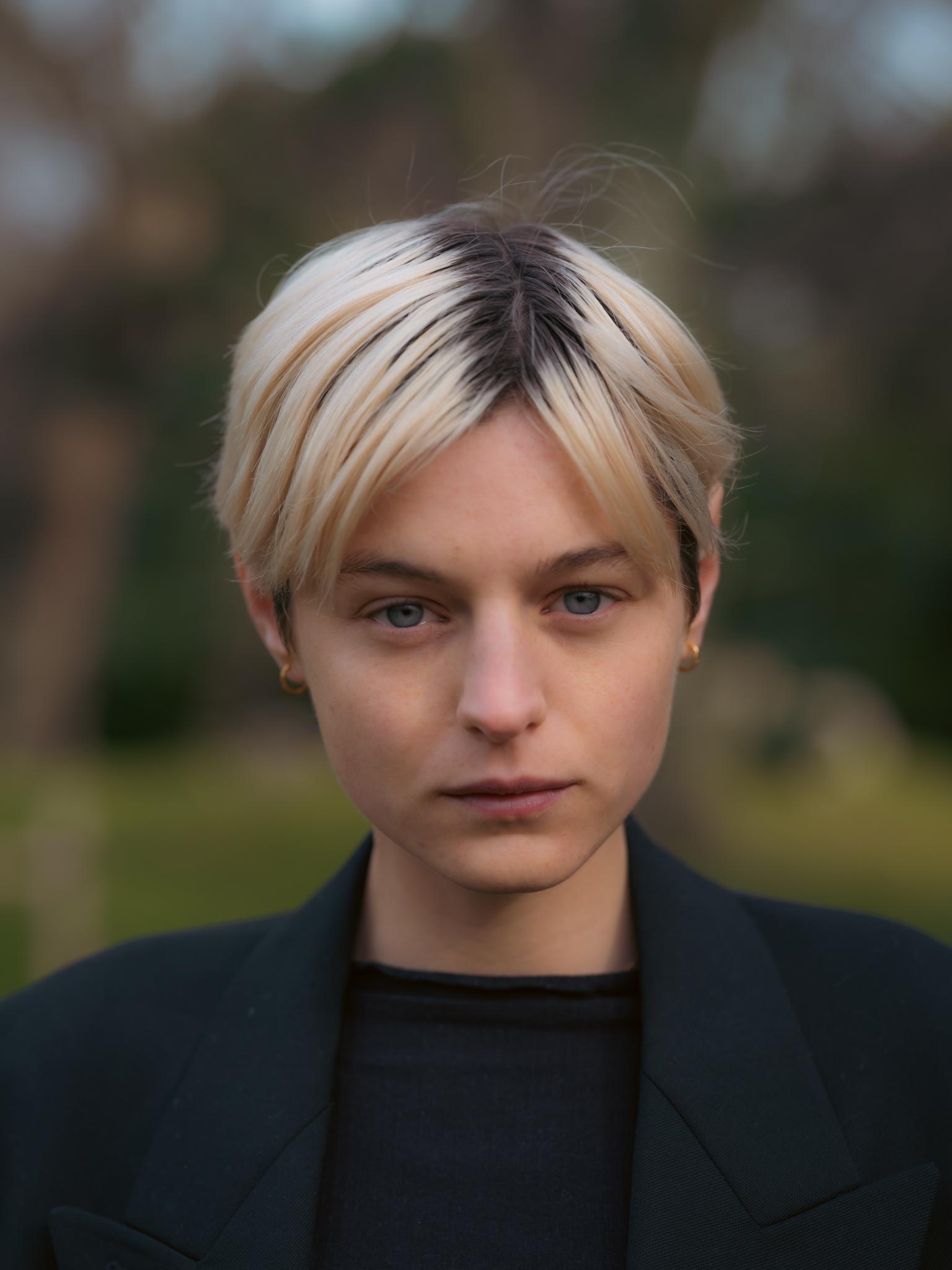 actor Emma Corrin large photo