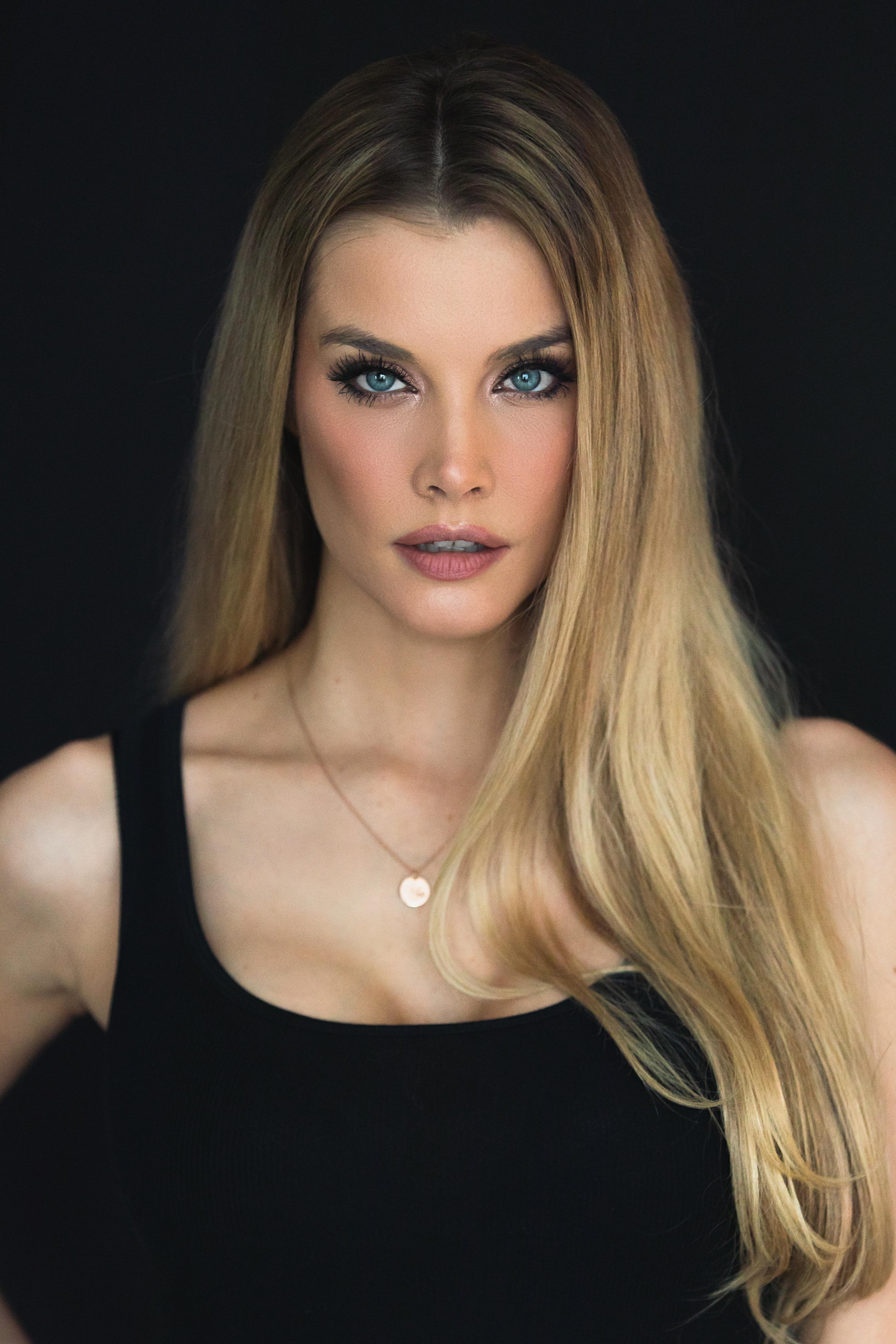 actor Emily Maddison large photo