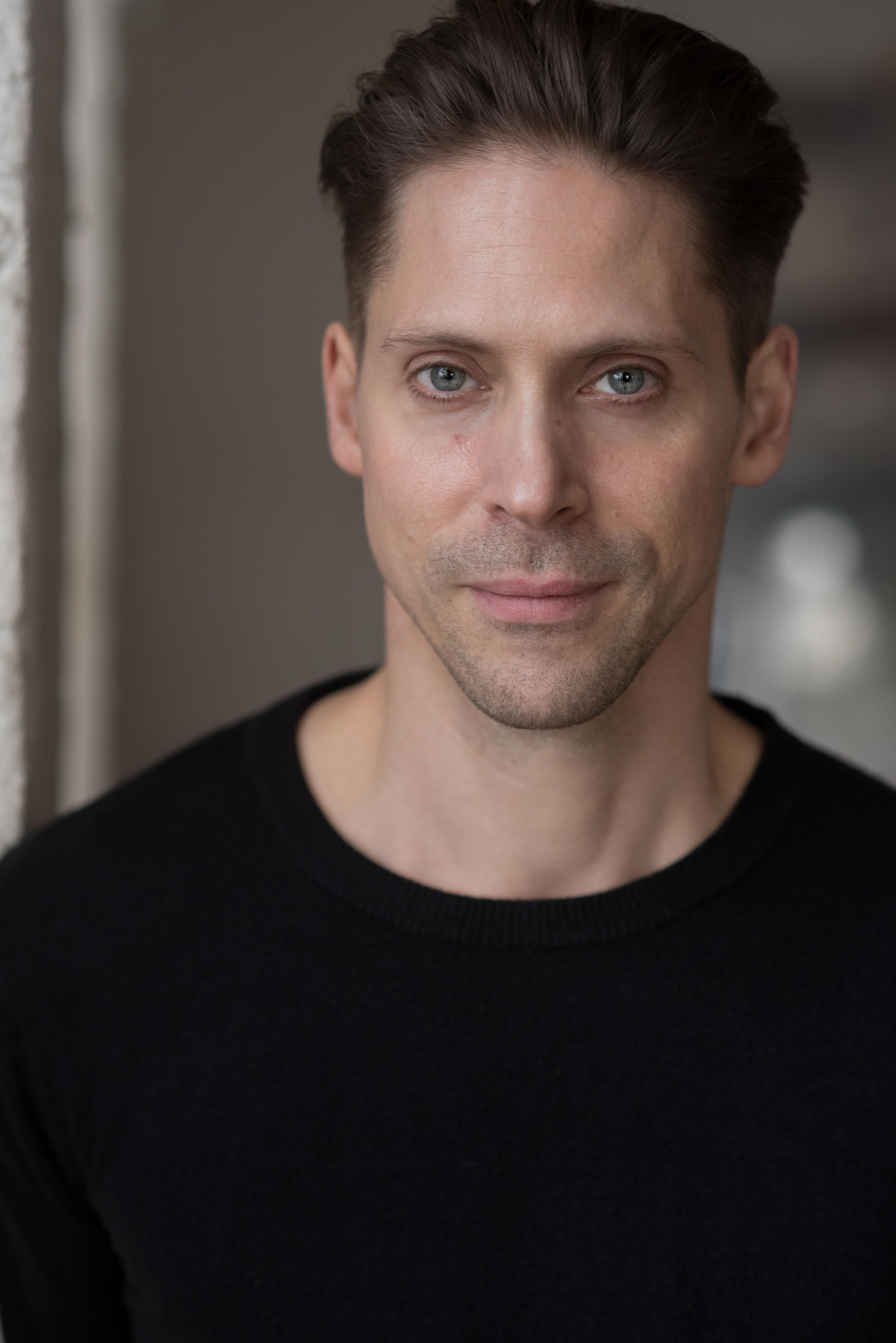 actor Neil Newbon large photo