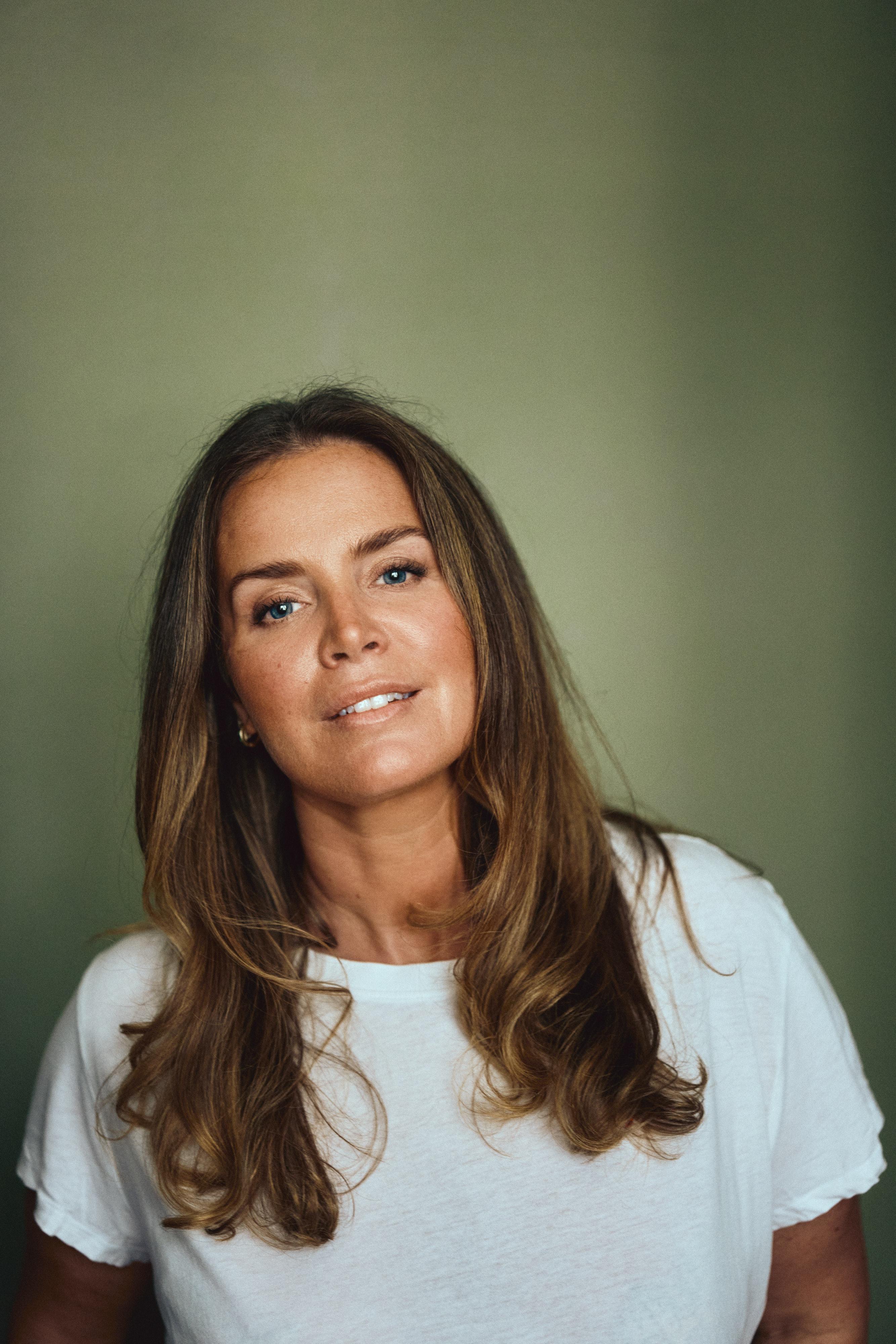 actor Lisa McAllister large photo