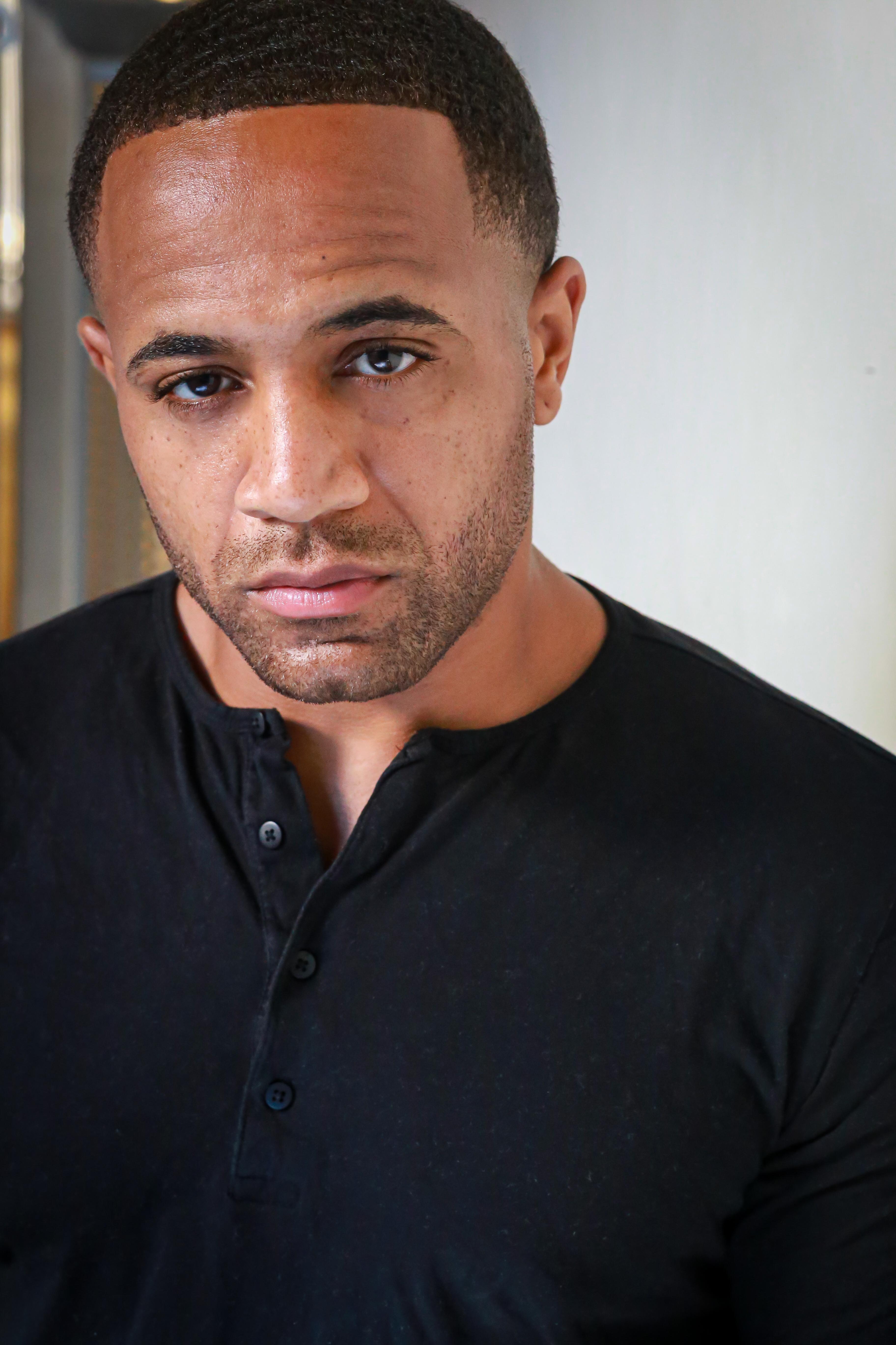 actor Aaron Carolina large photo