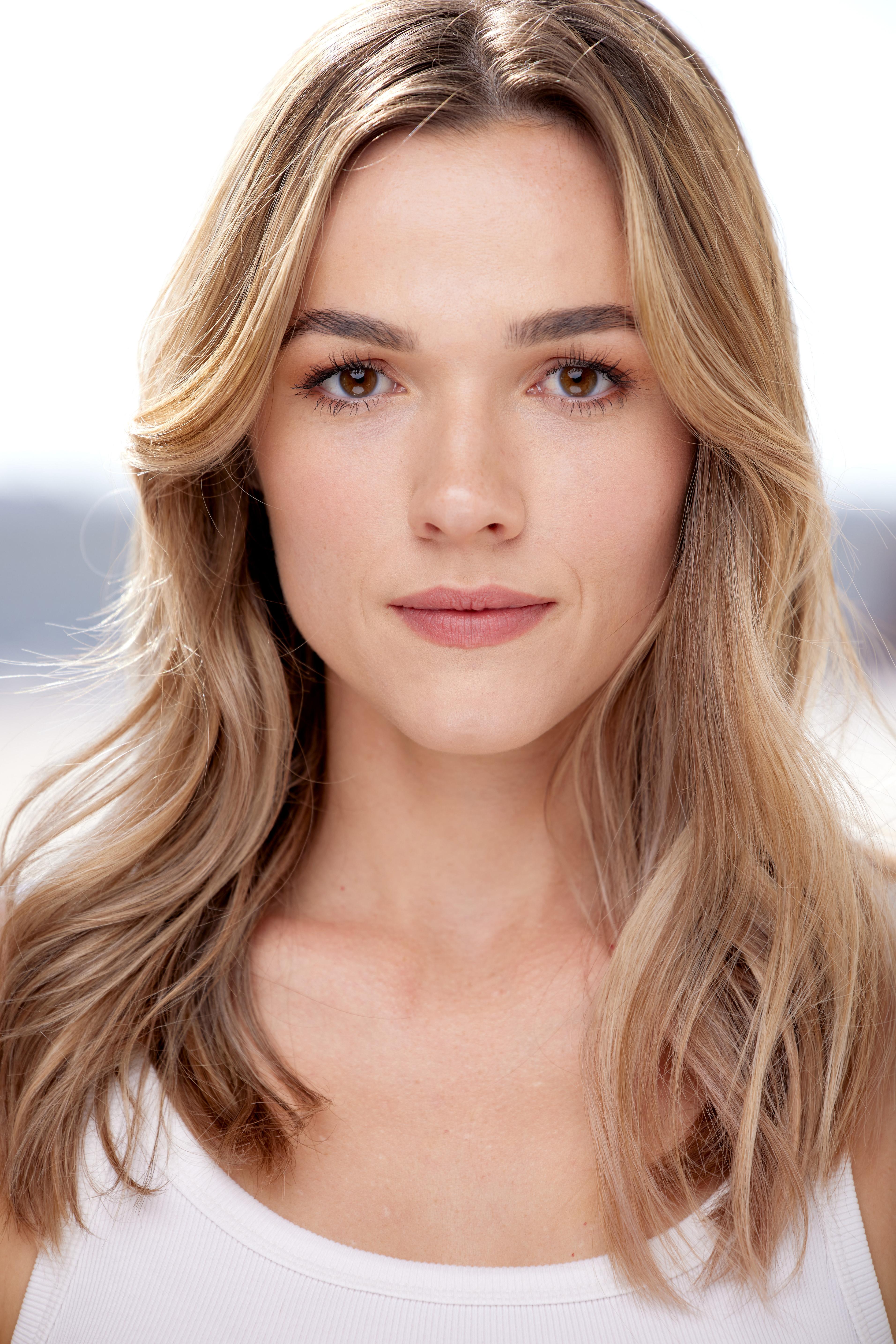 actor Demi Harman large photo