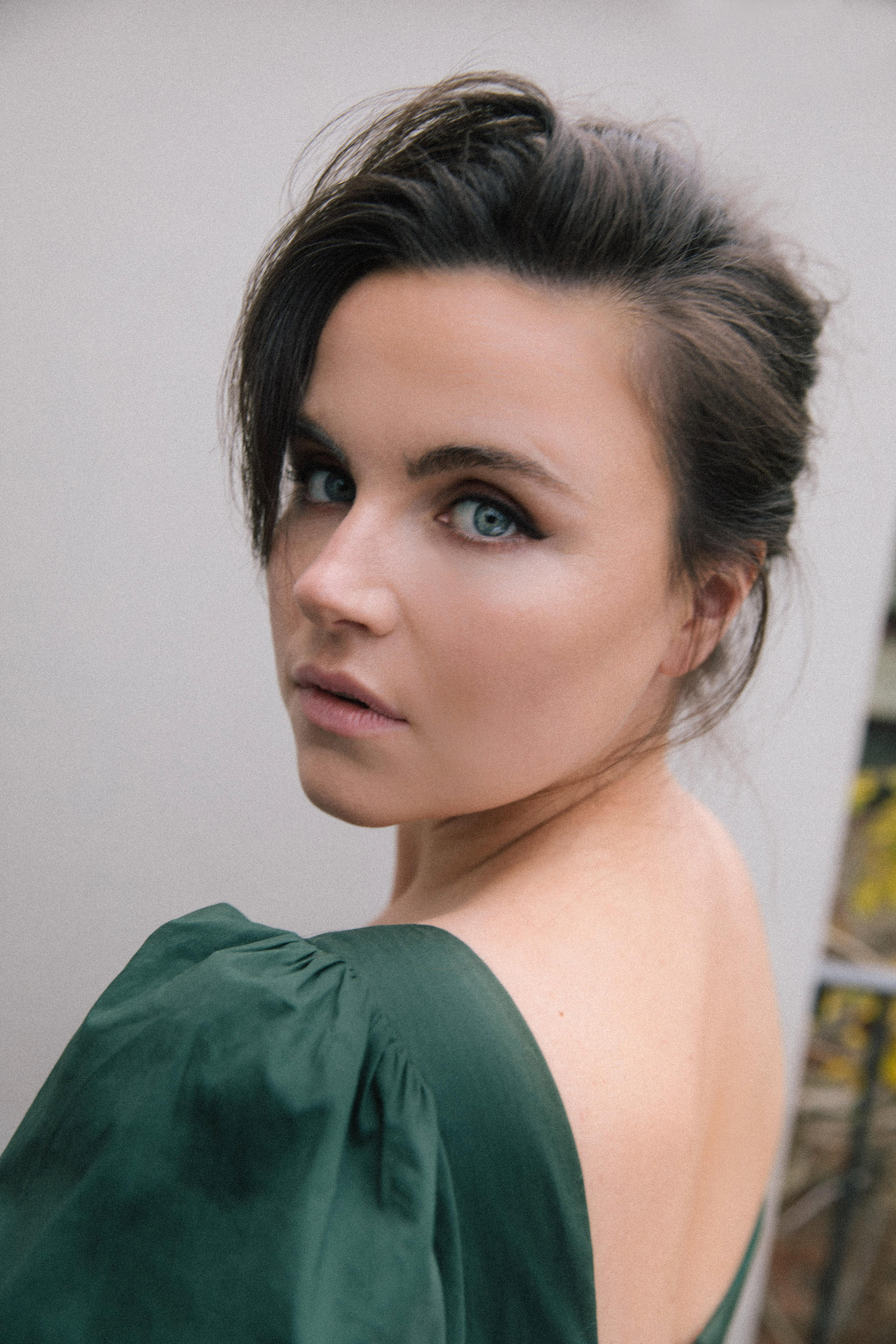 actor Emer Kenny large photo