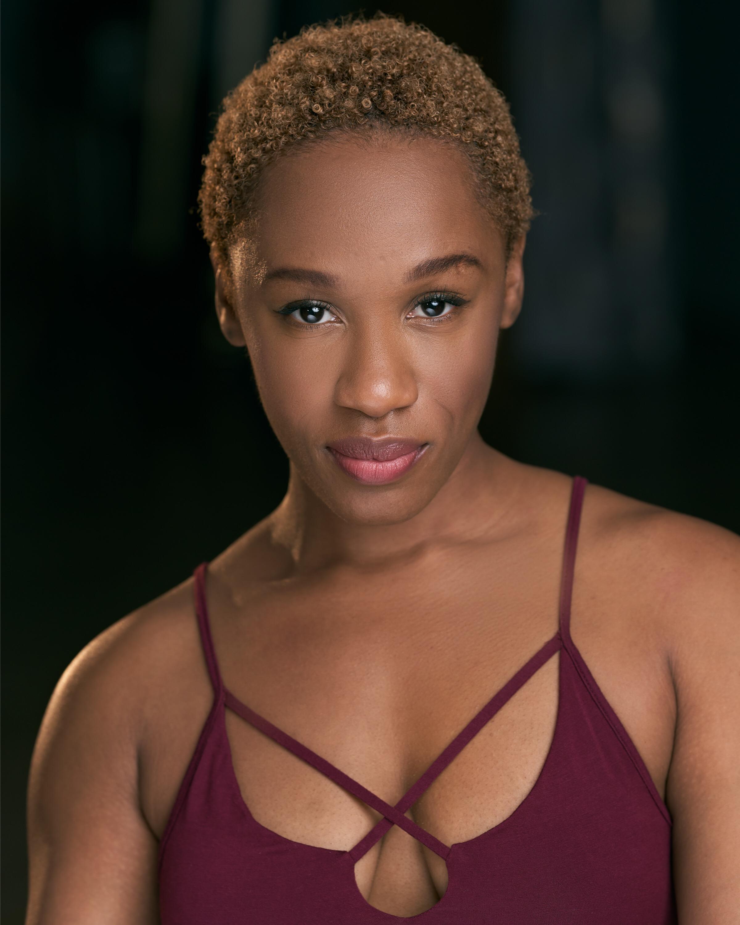 actor Simone Farrell large photo