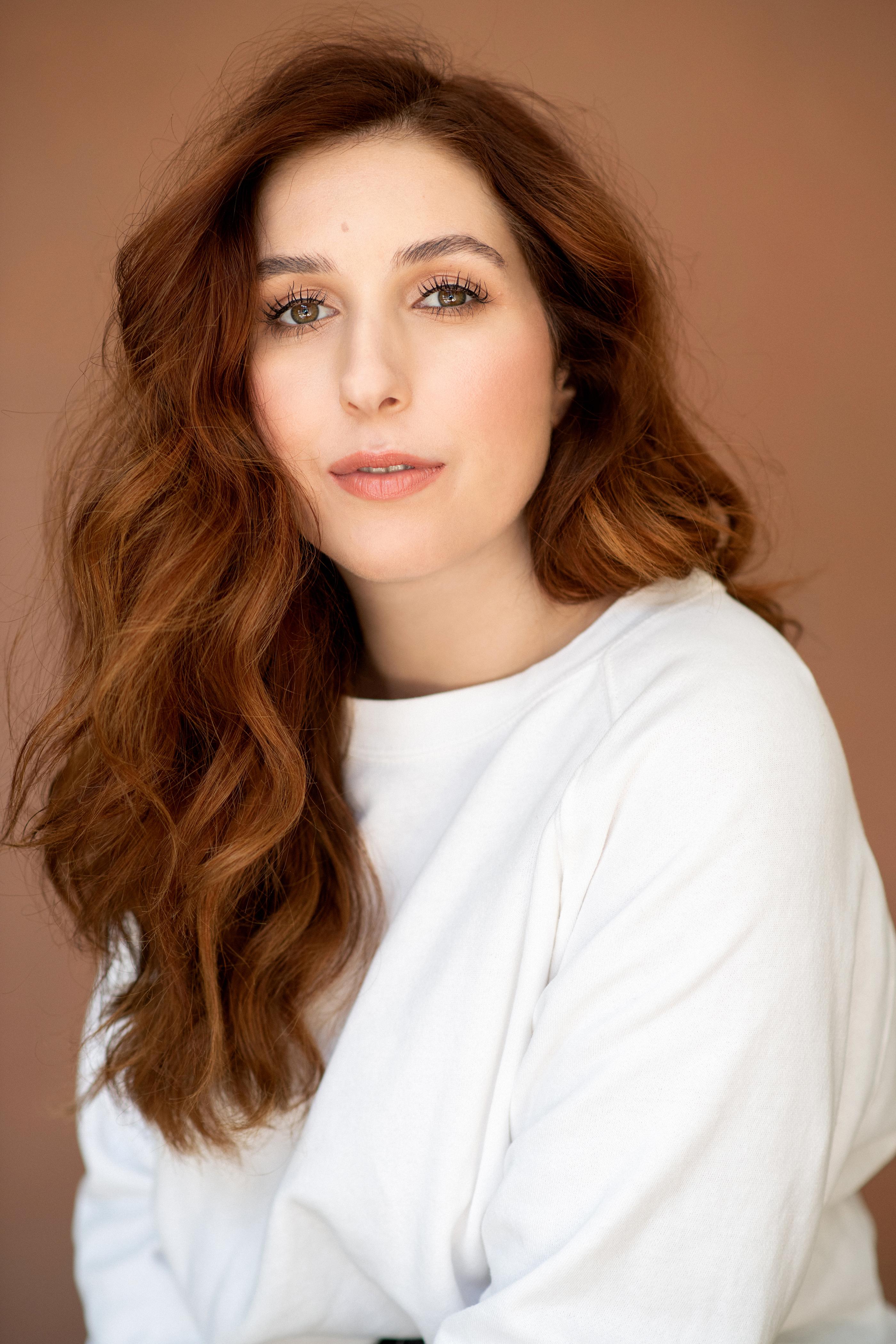 actor Mara Lazaris large photo