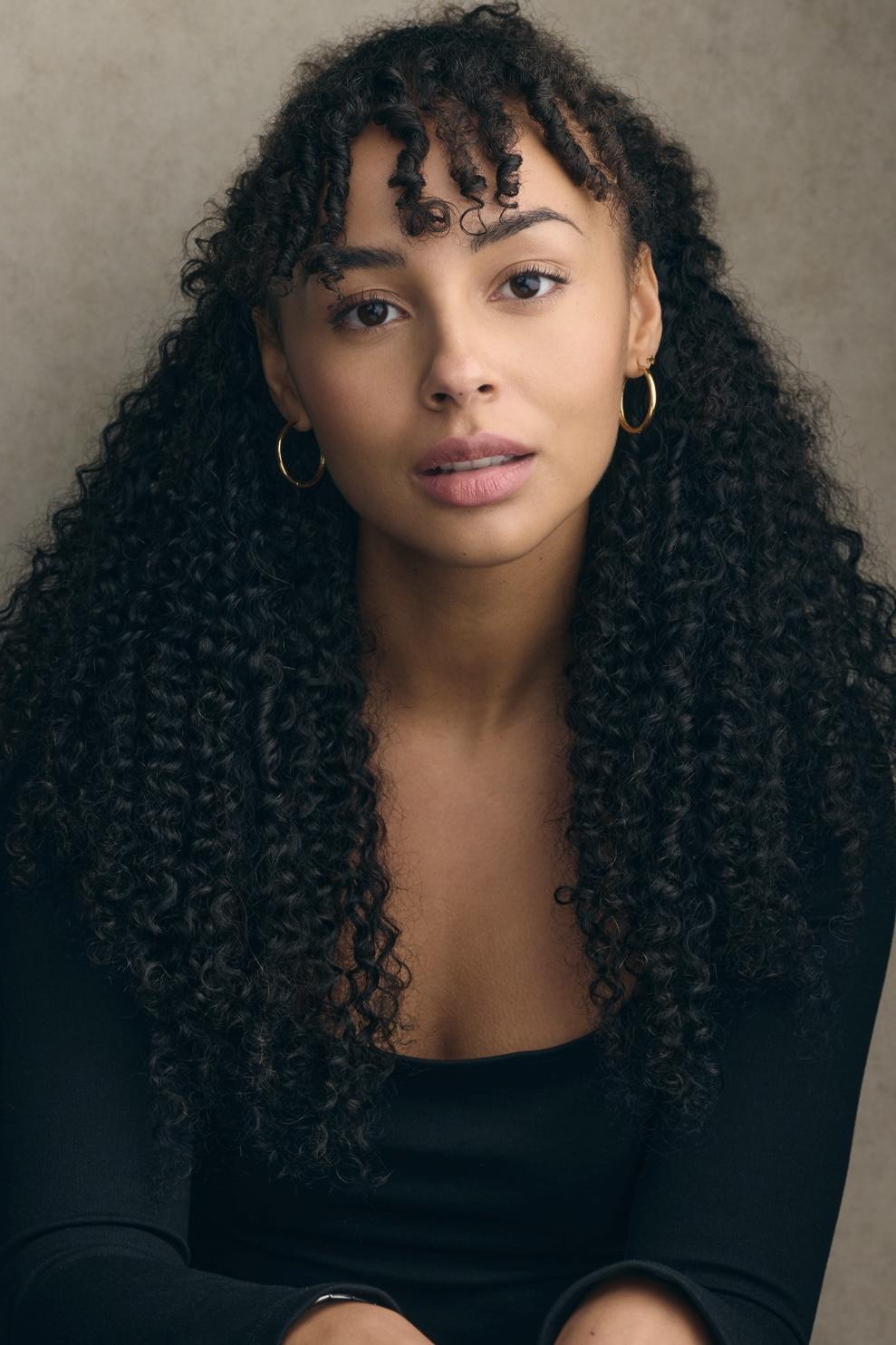 actor Abbie Hern large photo