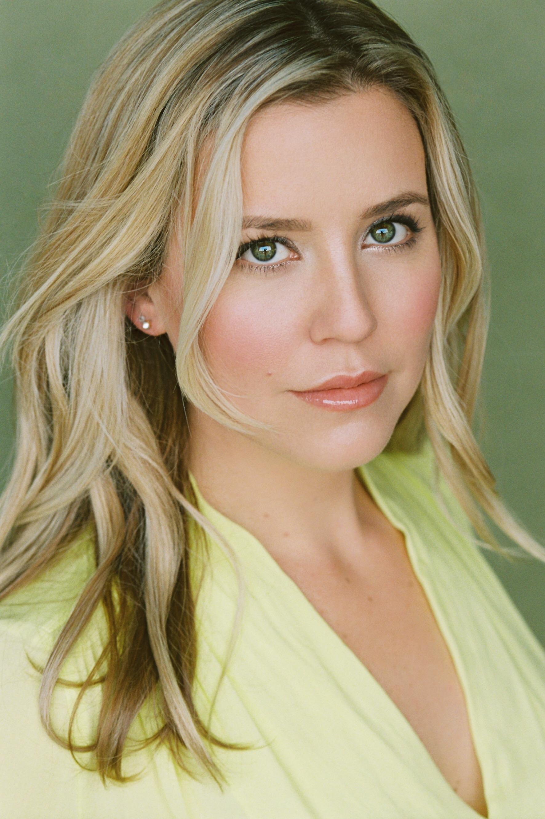 actor Noelle Kenney large photo