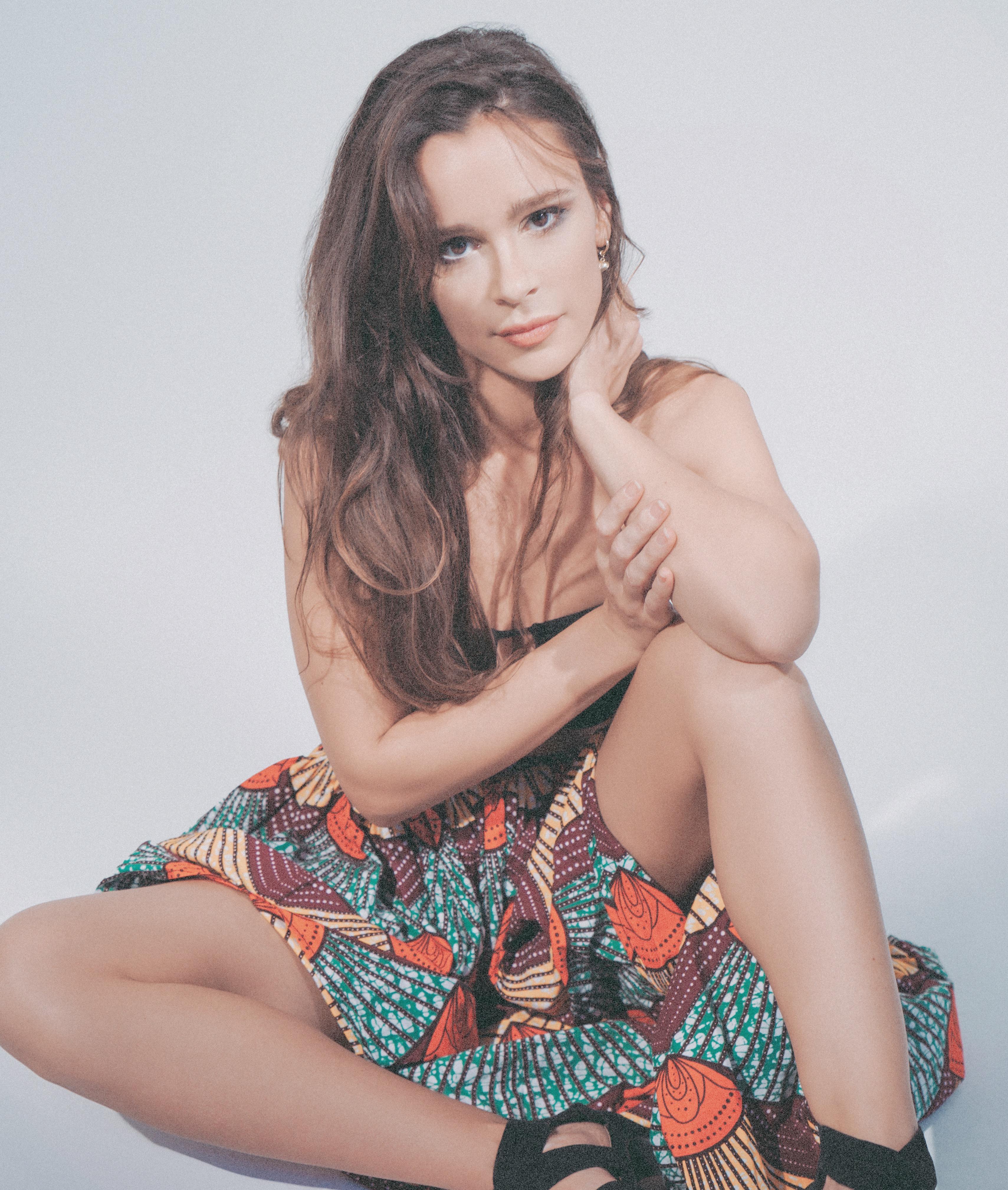 actor Bella Dayne large photo