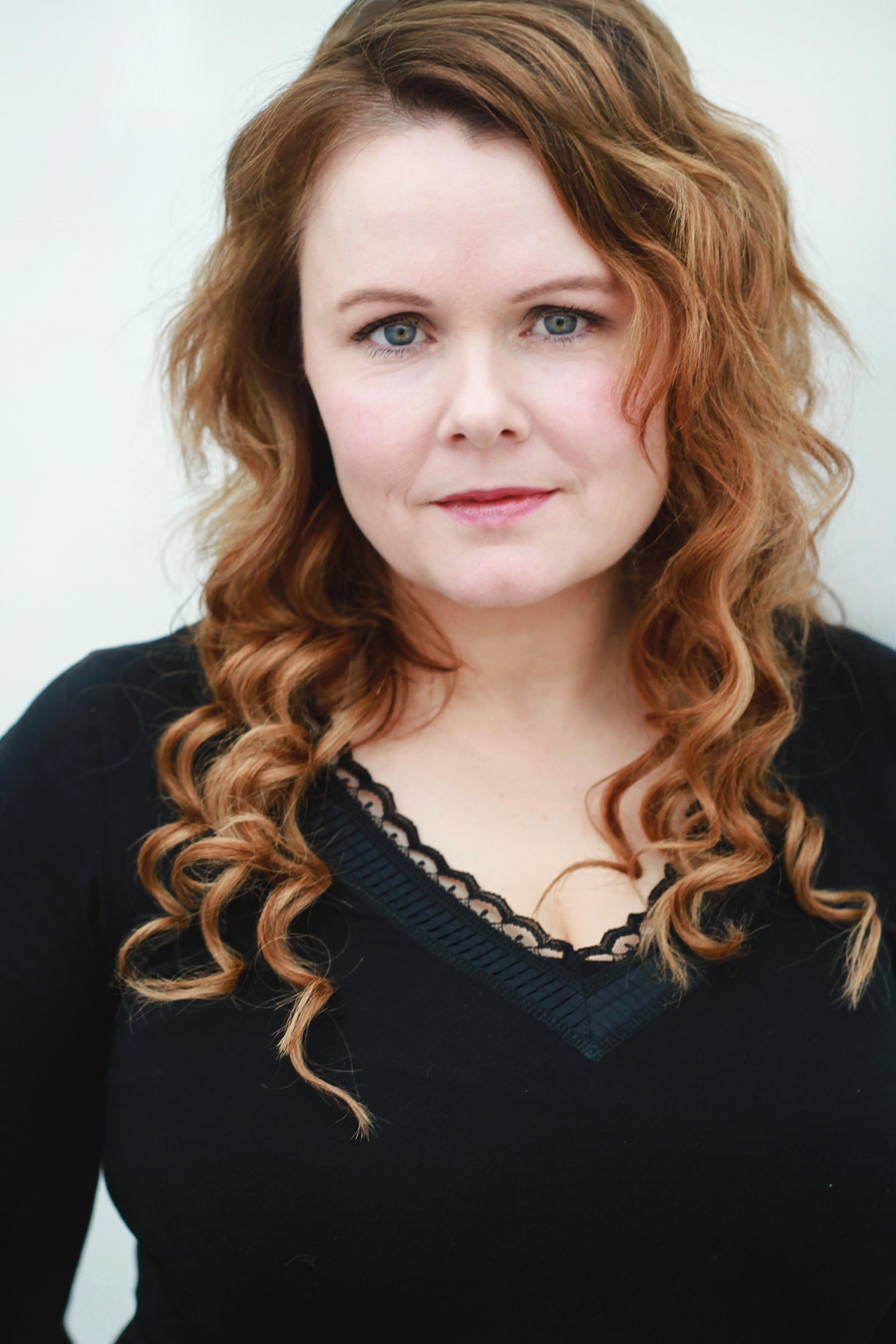 actor Maeve McGrath large photo