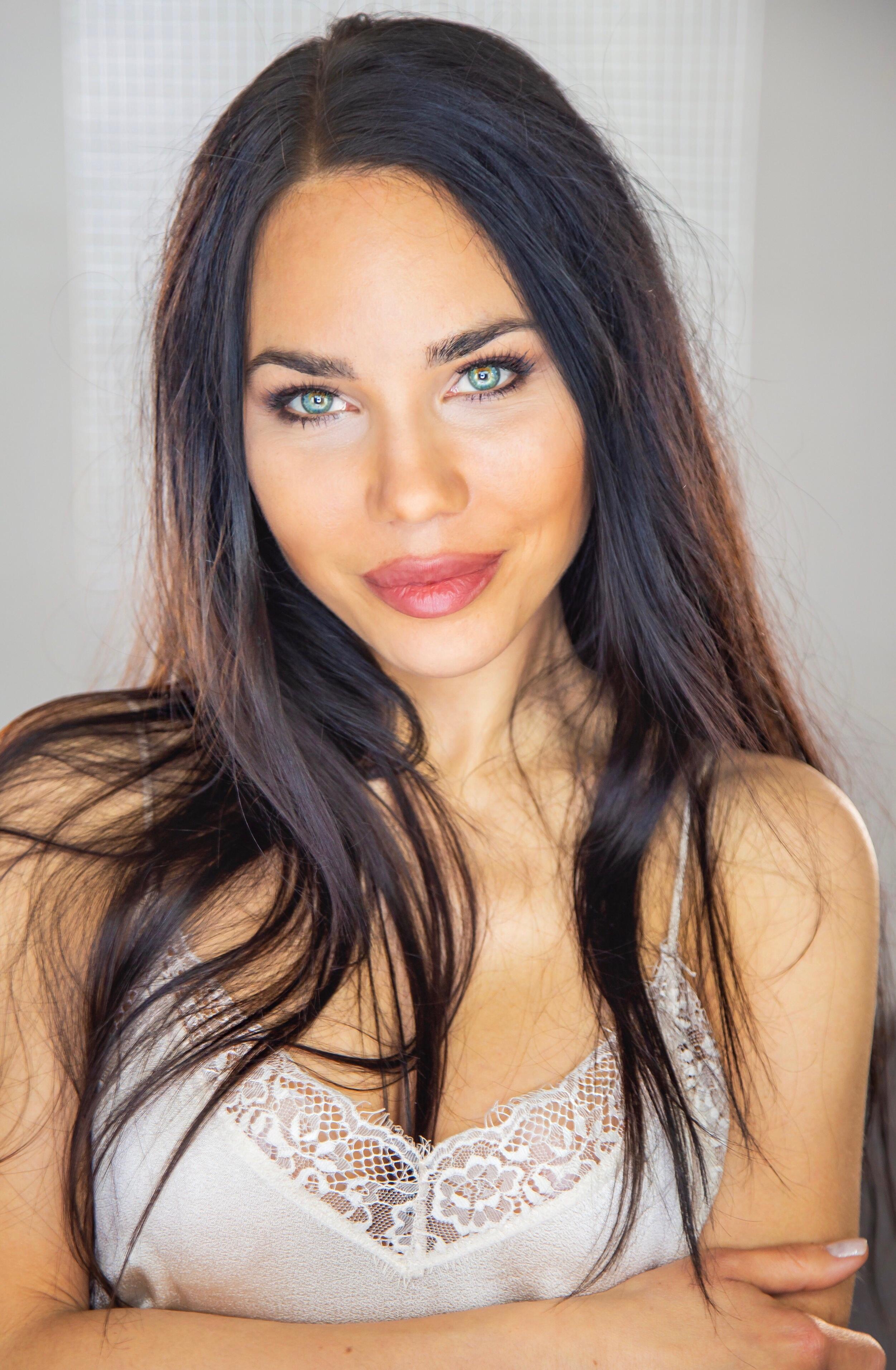 actor Reka Rene large photo