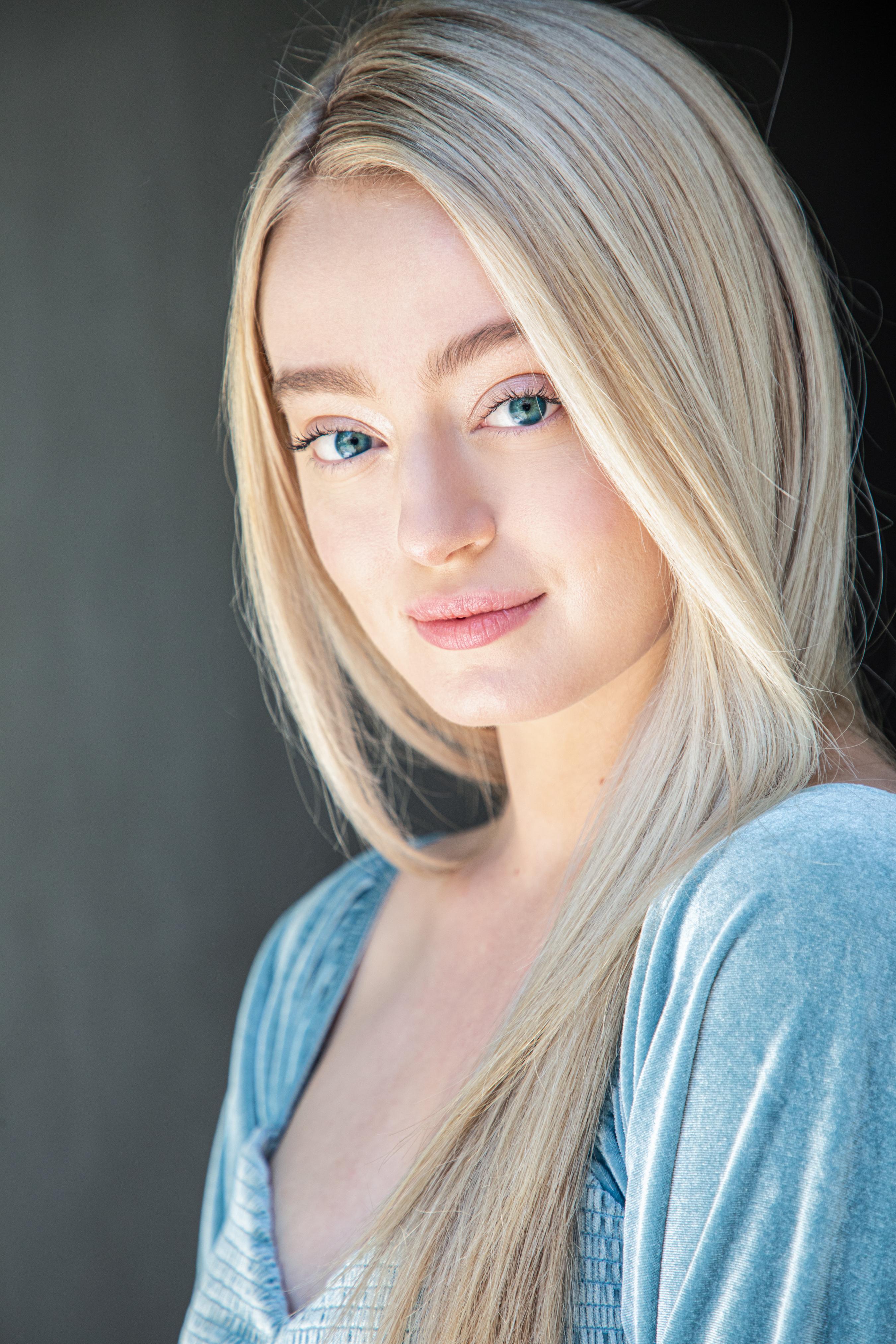 actor Savannah Kennick large photo