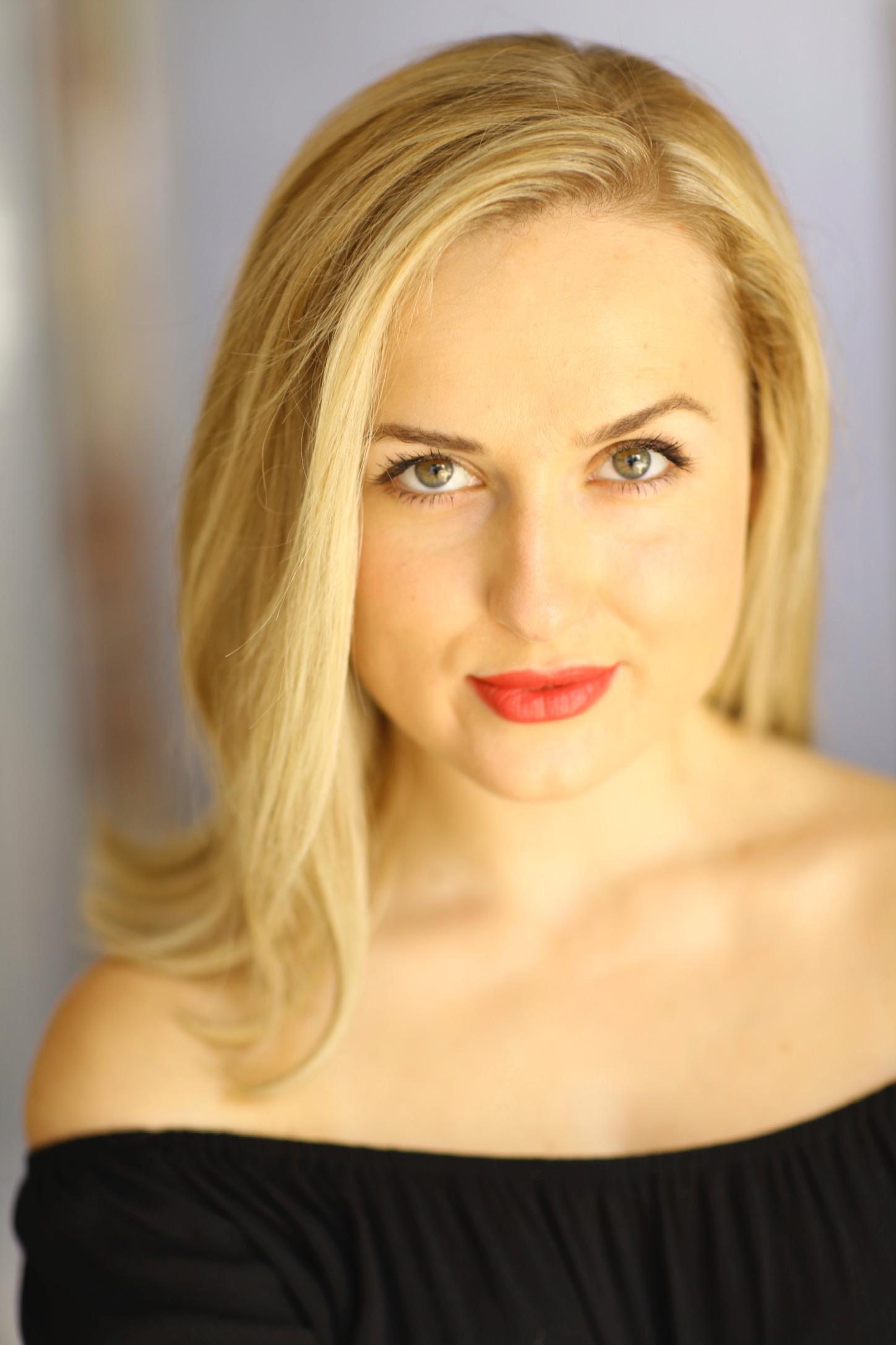 actor Julia Caron large photo