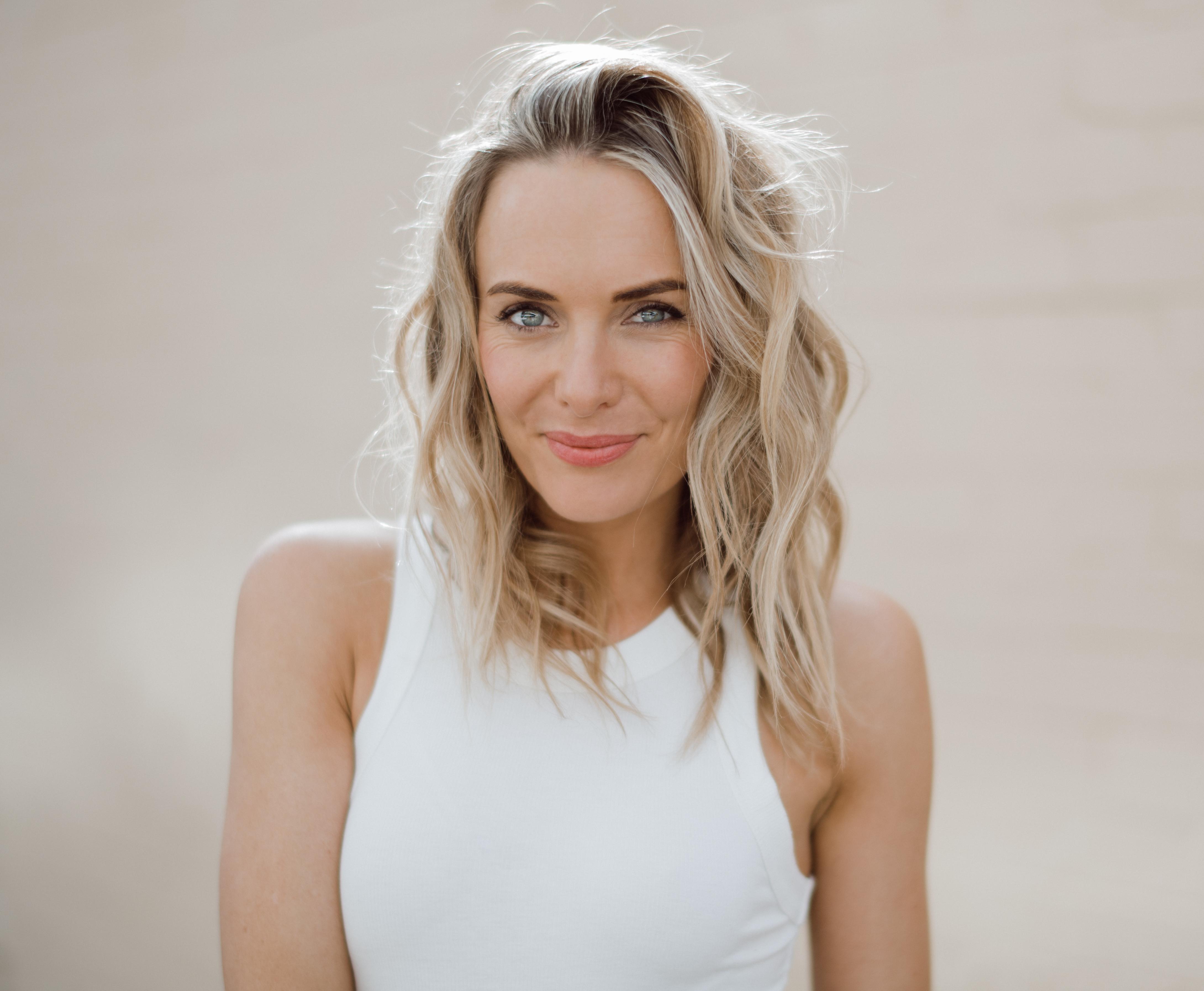 actor Emma Leonard large photo