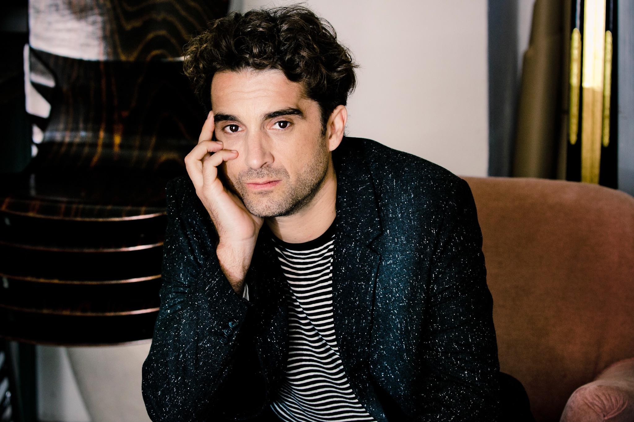 actor Oliver Wnuk large photo