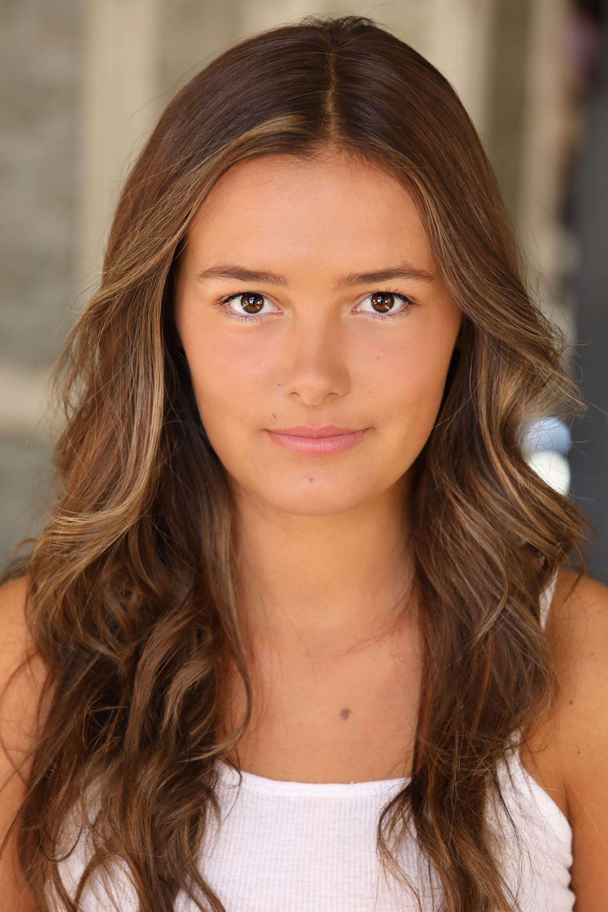 actor Sophia Alongi large photo