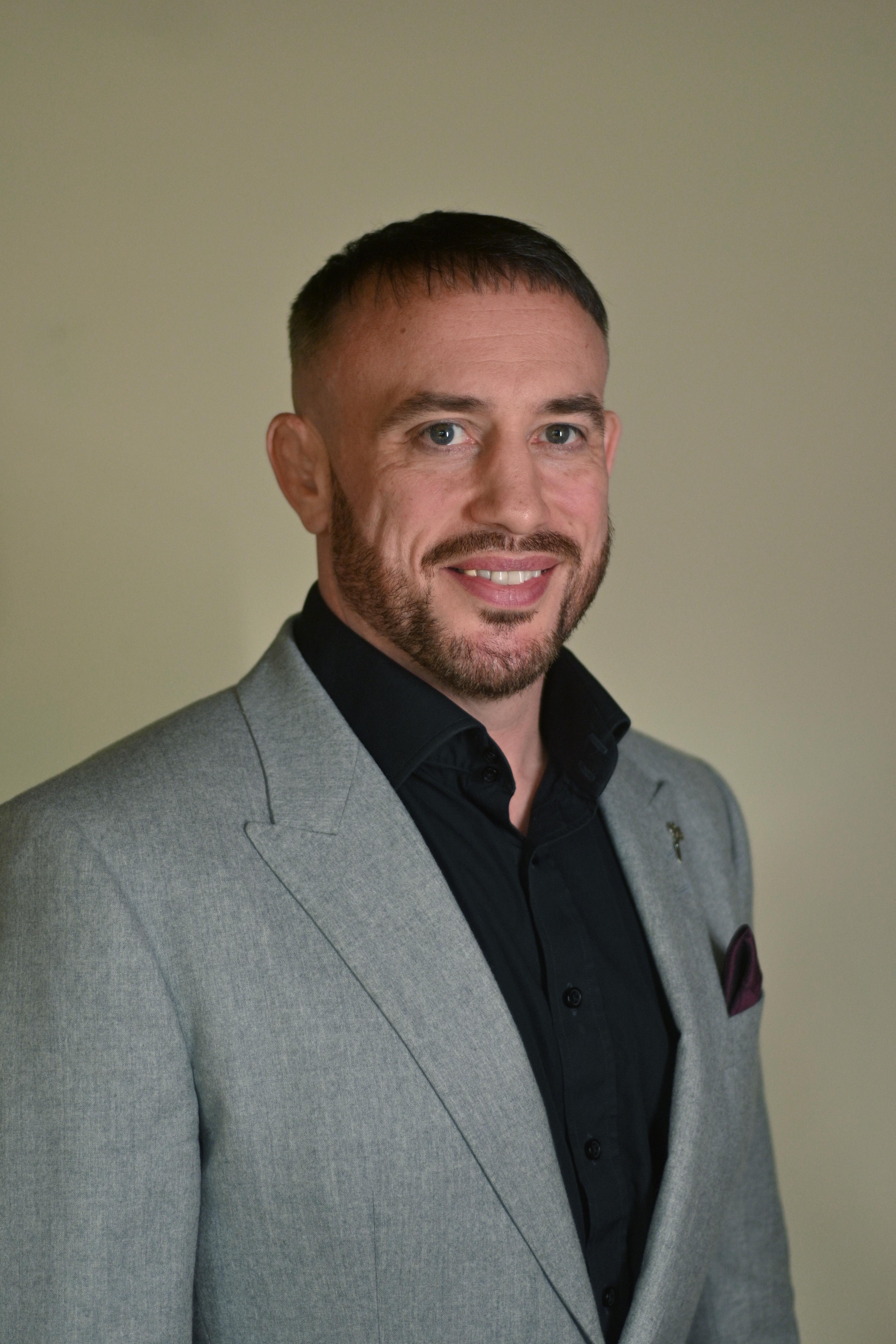 actor Ian Butlin large photo