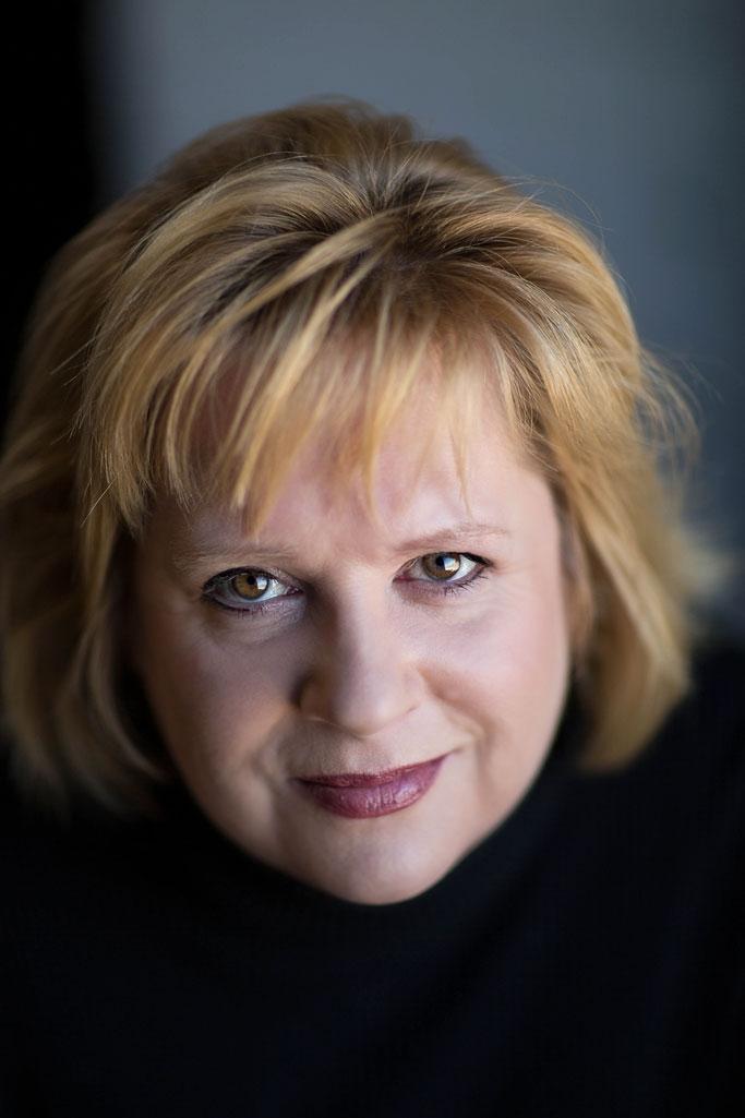 actor Christine Dye large photo