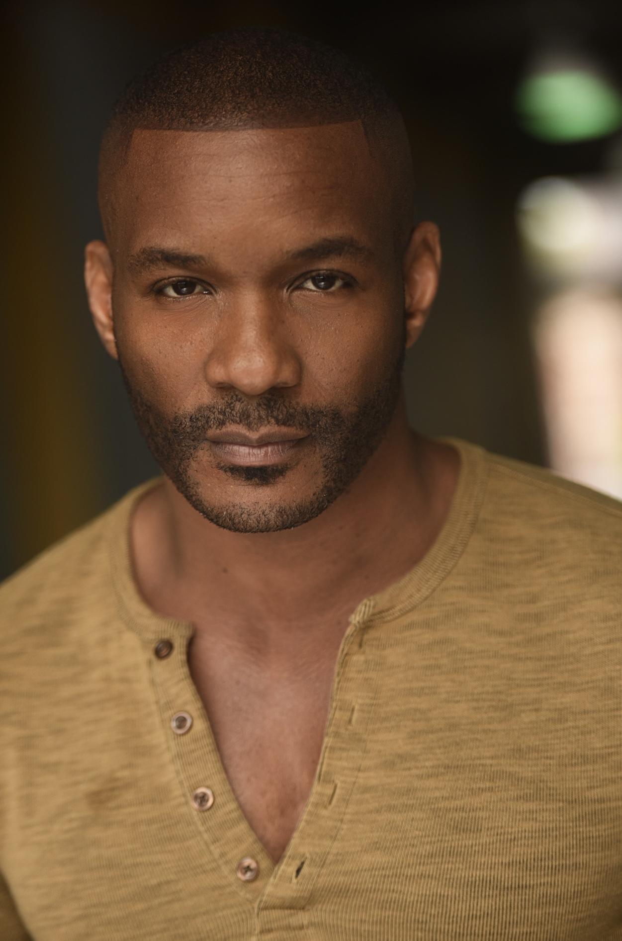 actor Kevin Savage large photo