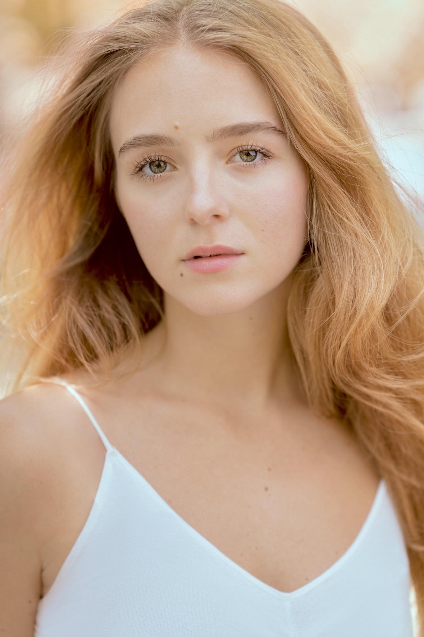 actor Sarah-Grace Donnelly large photo