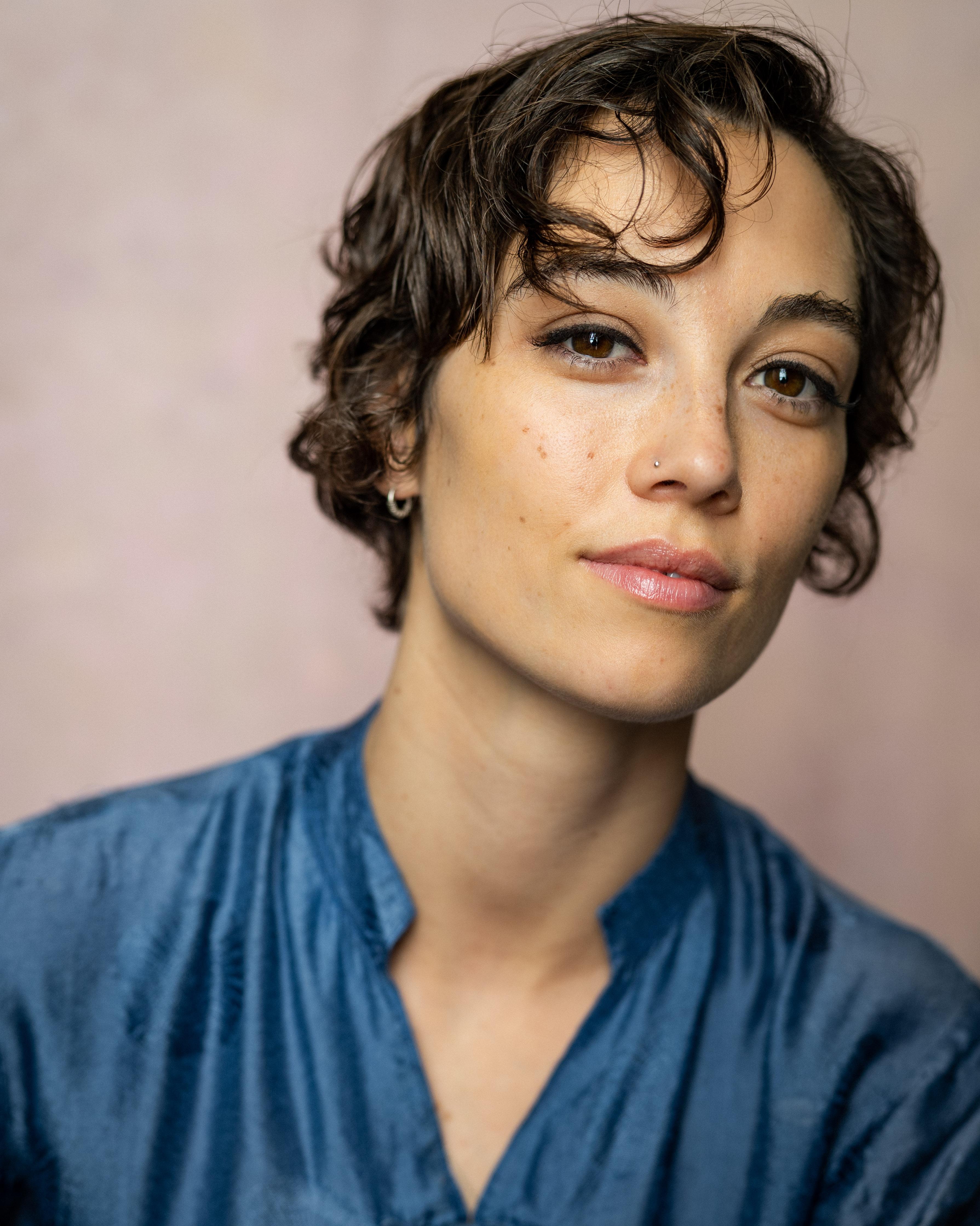 actor Alice Handoll large photo