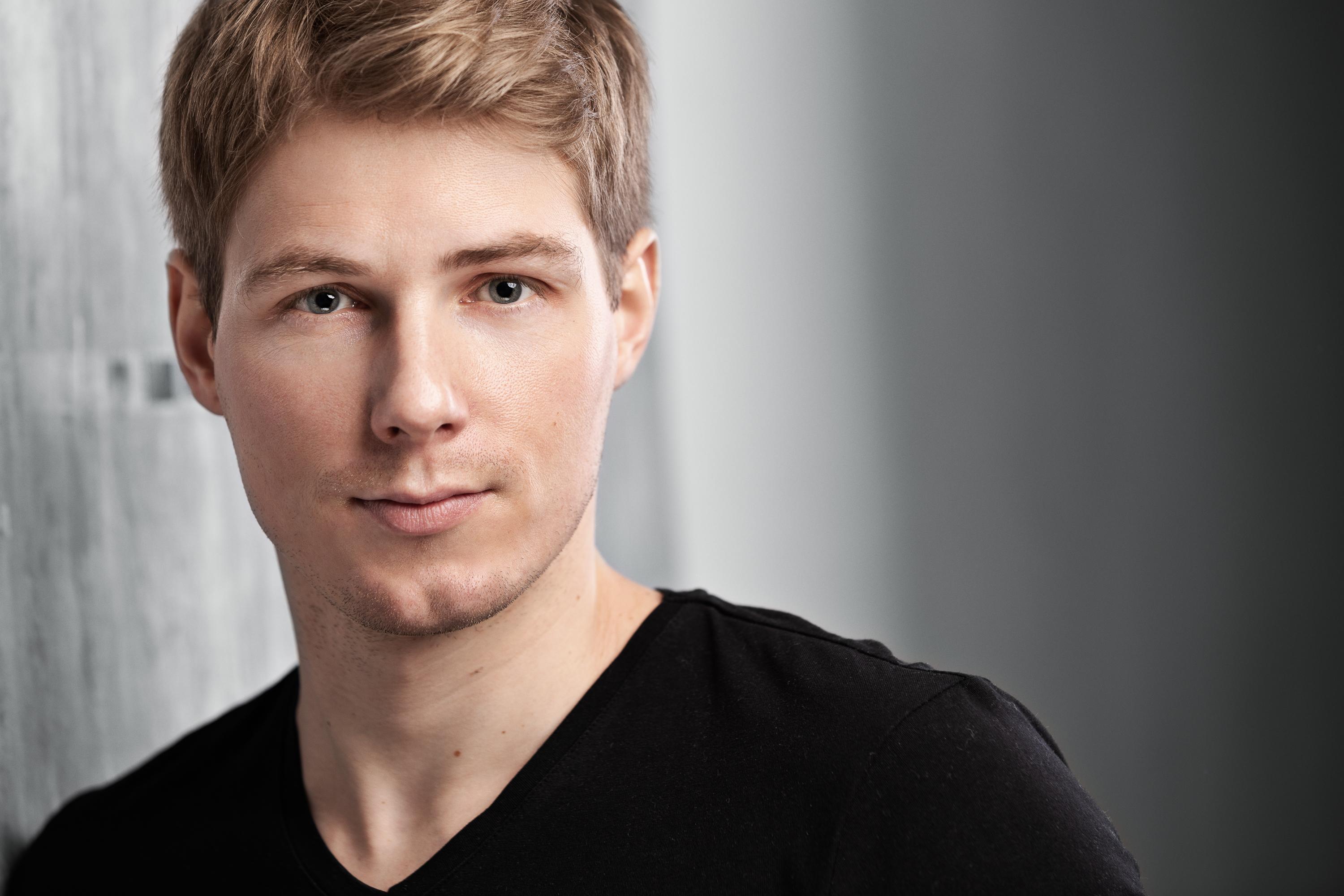 actor Peter Svatik large photo