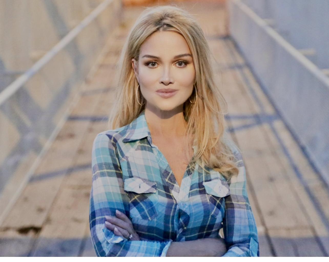 actor Elizabeth Lambert large photo