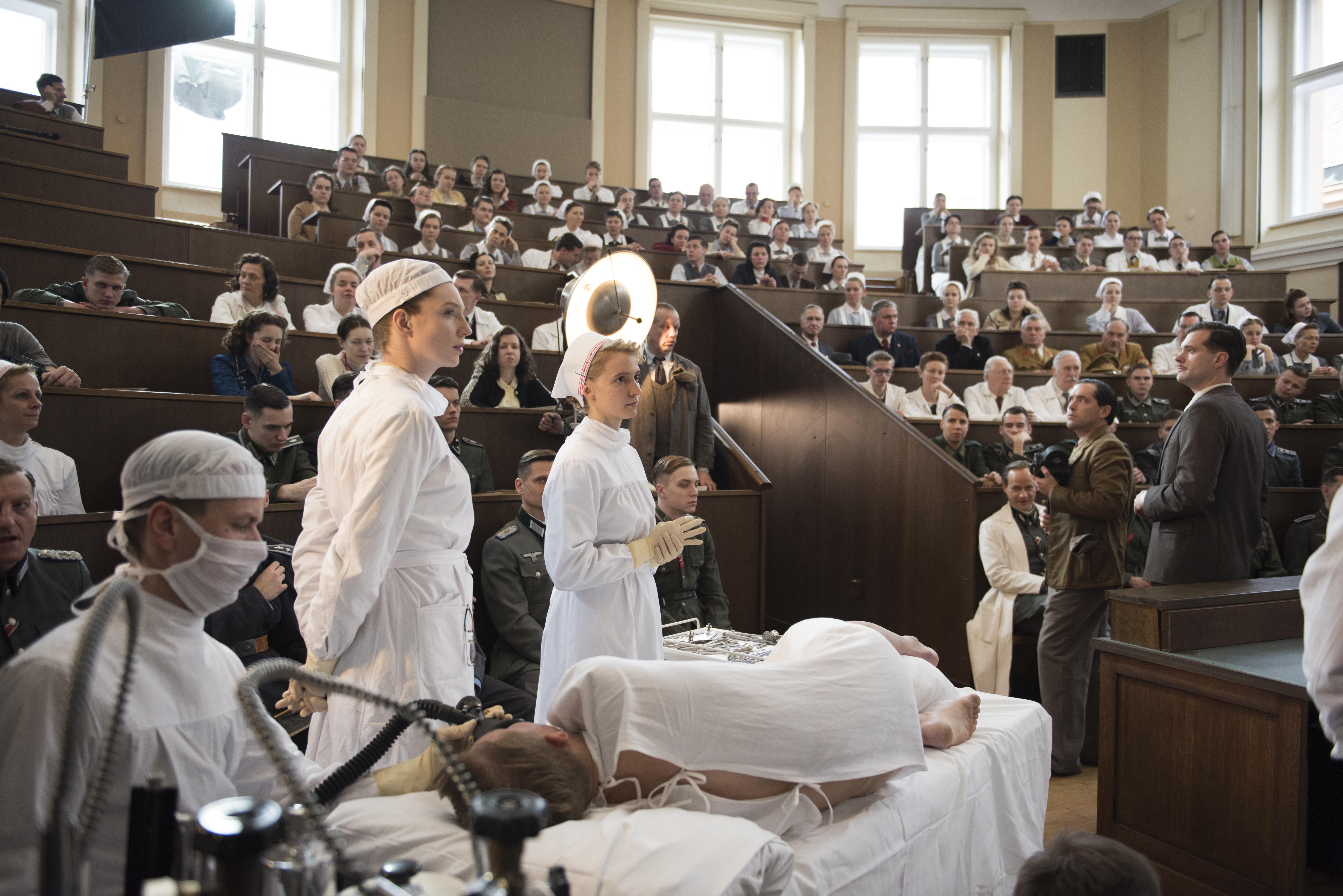 actor Luise Wolfram large photo