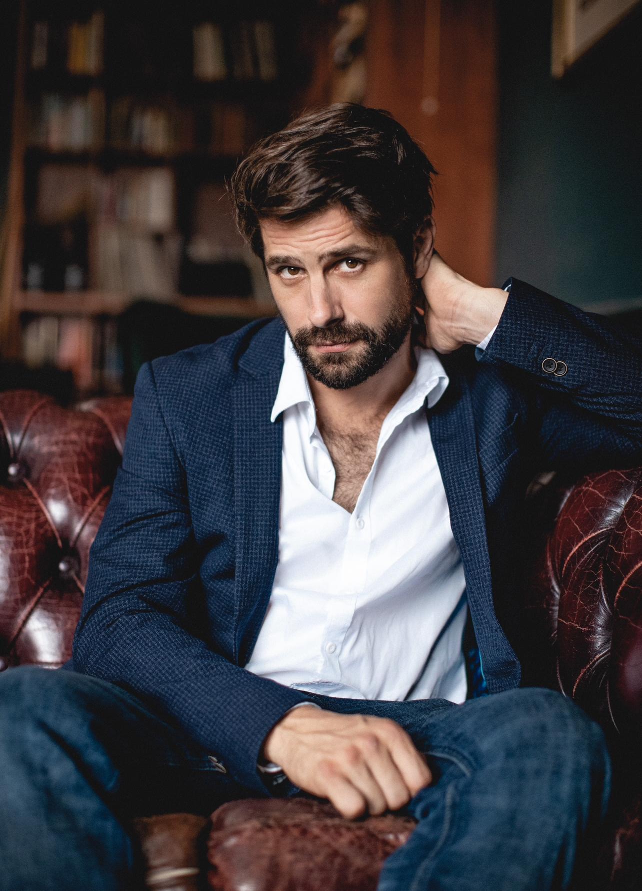 actor Ryan Johnson large photo