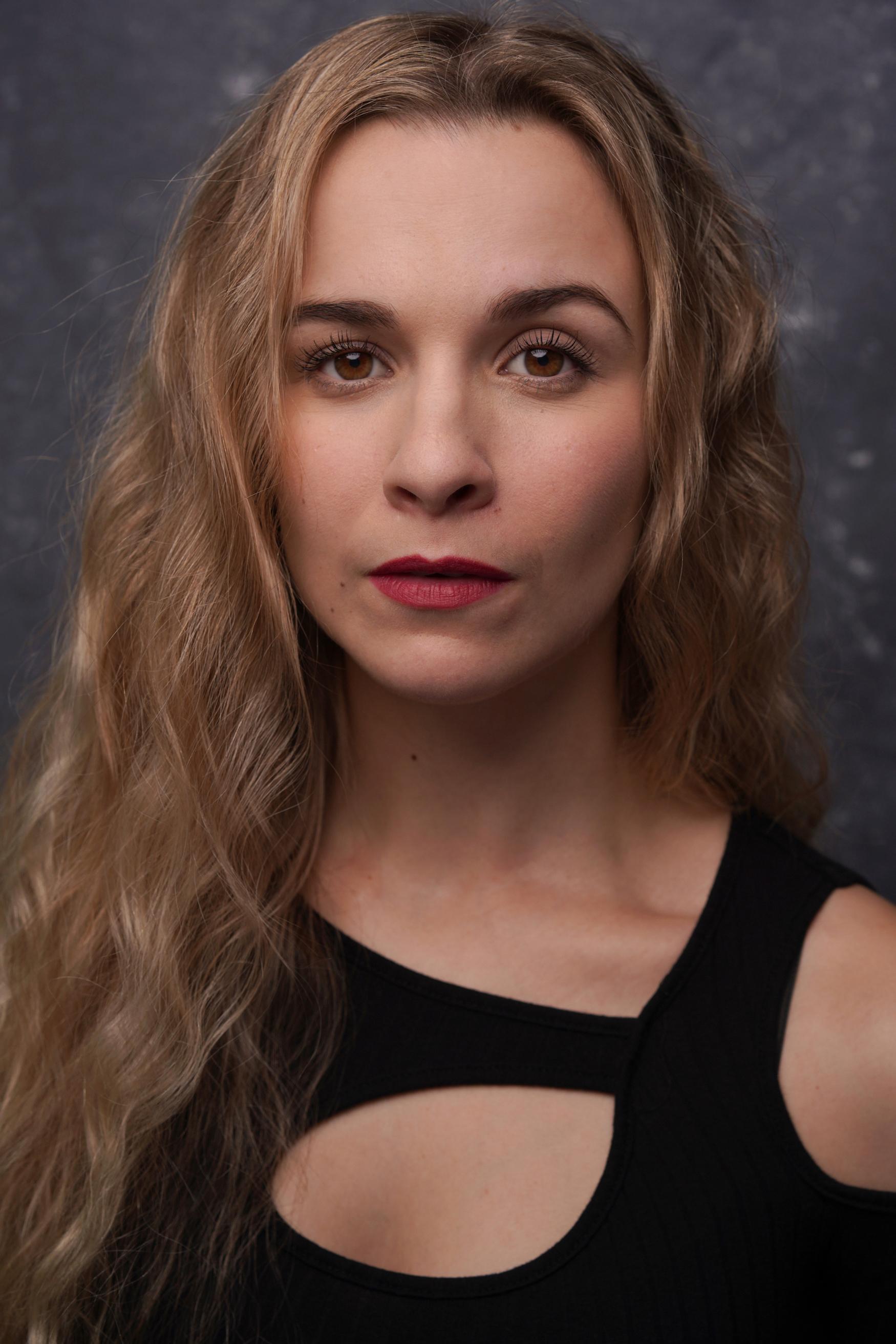 actor Moli Hall large photo