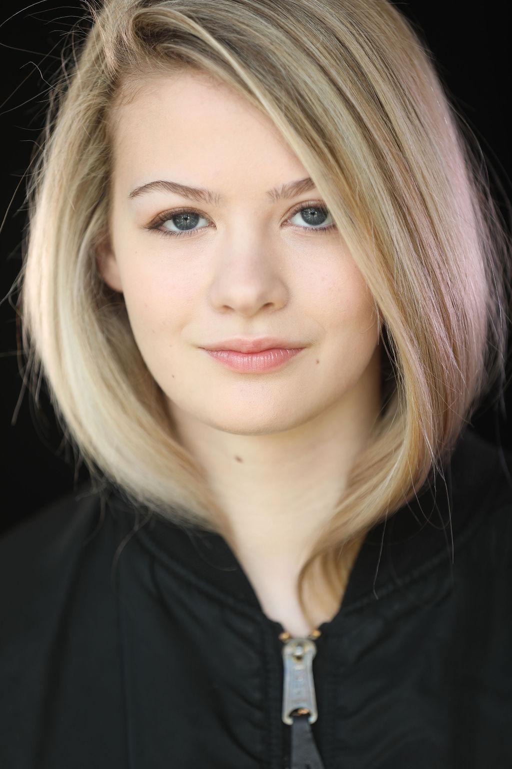 actor Kira McLean large photo