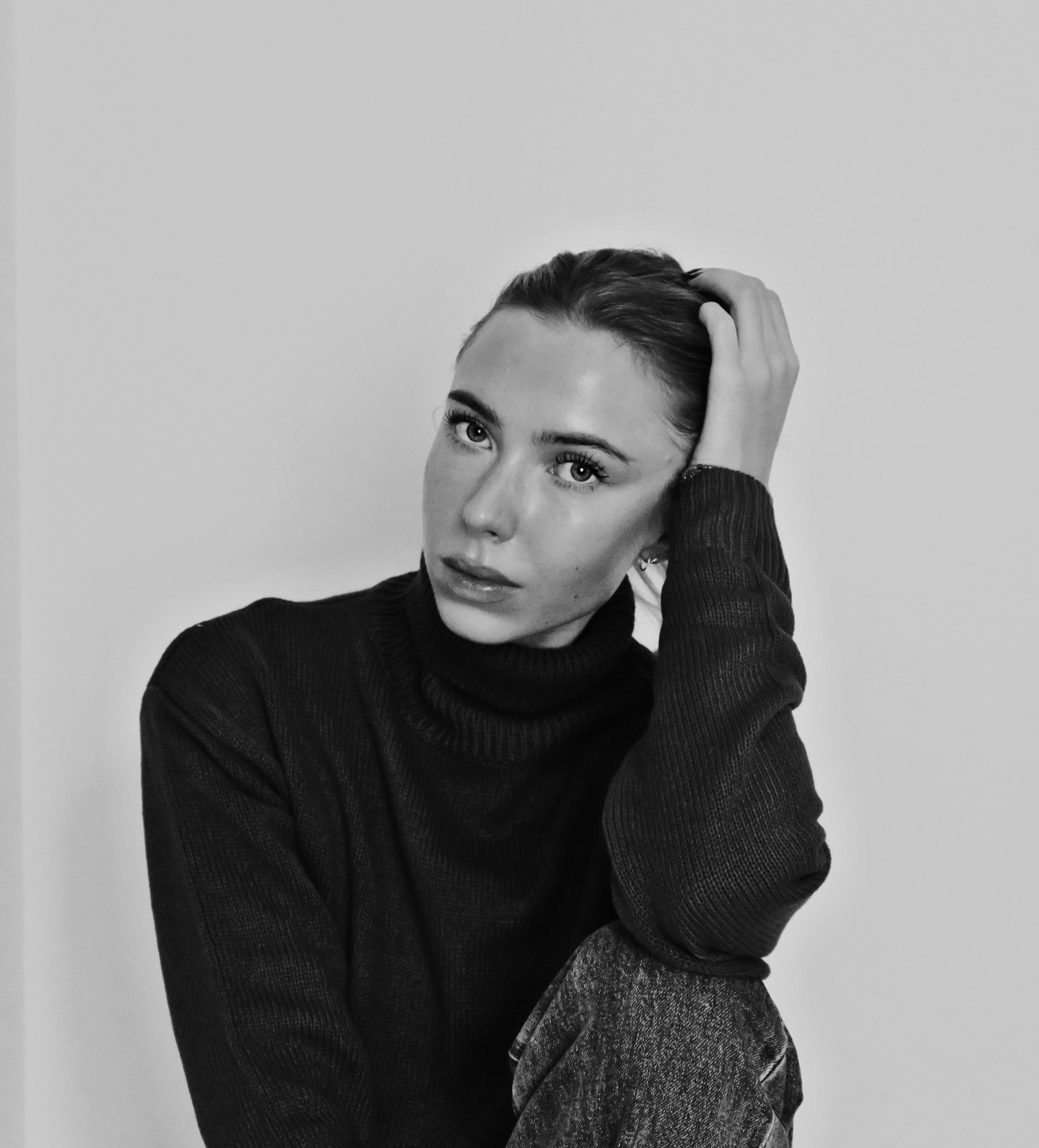 actor Saga-Maria Lundquist large photo