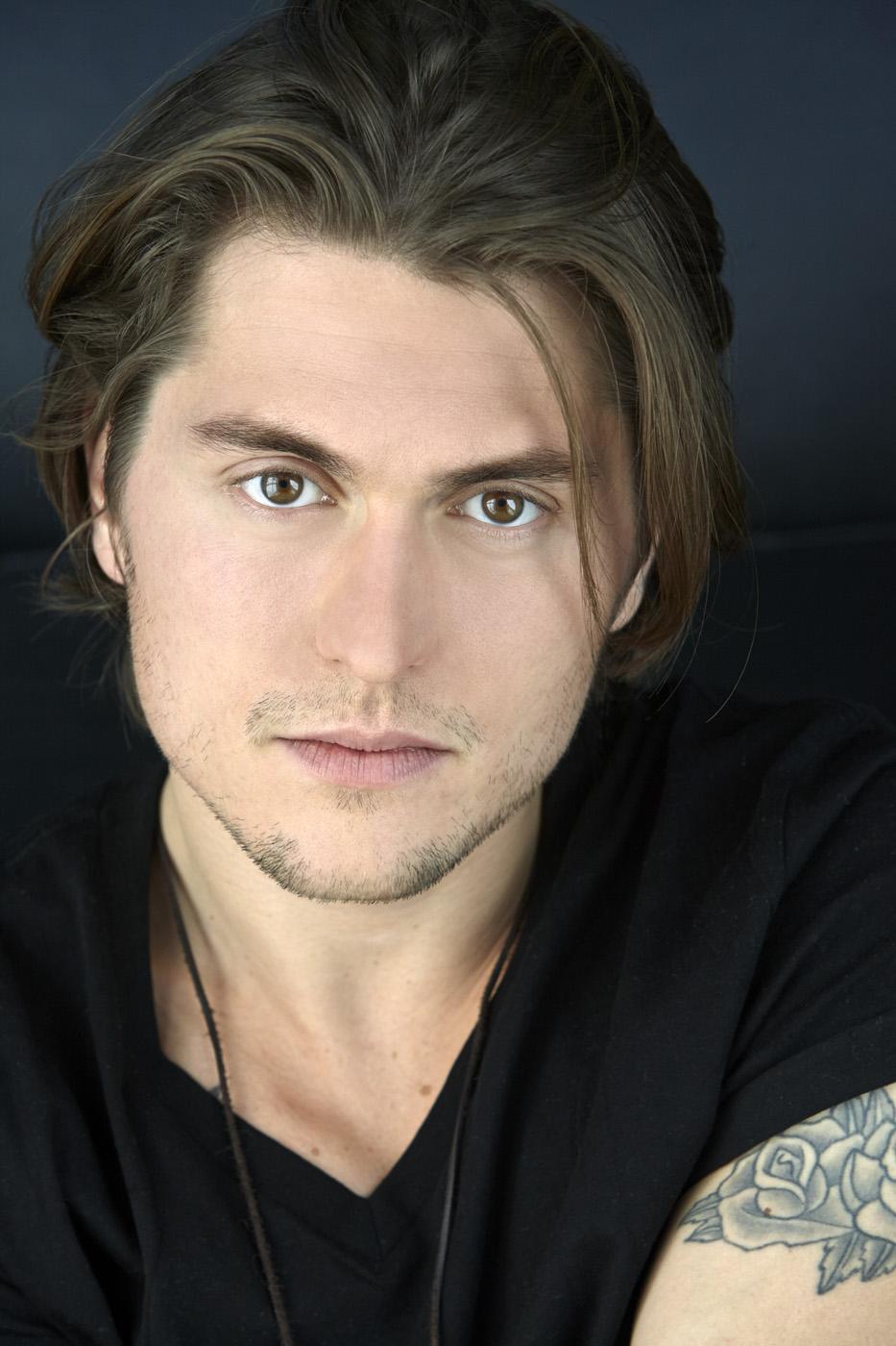 actor Garrett Hnatiuk large photo