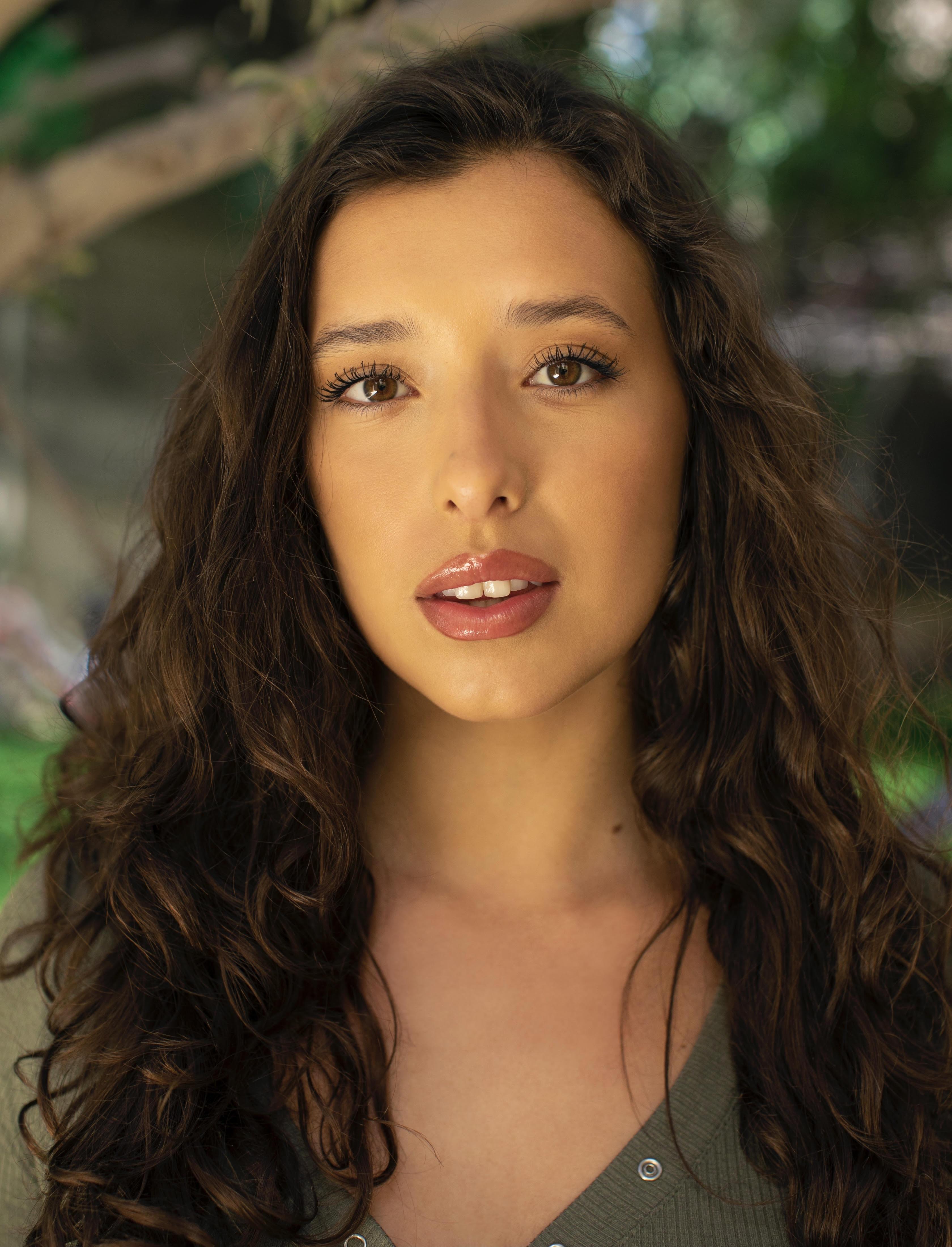 actor Elina Saleh large photo