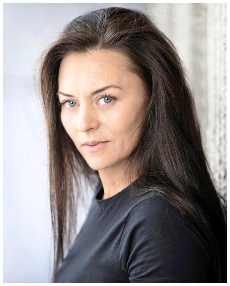 actor Leigh Barwell large photo