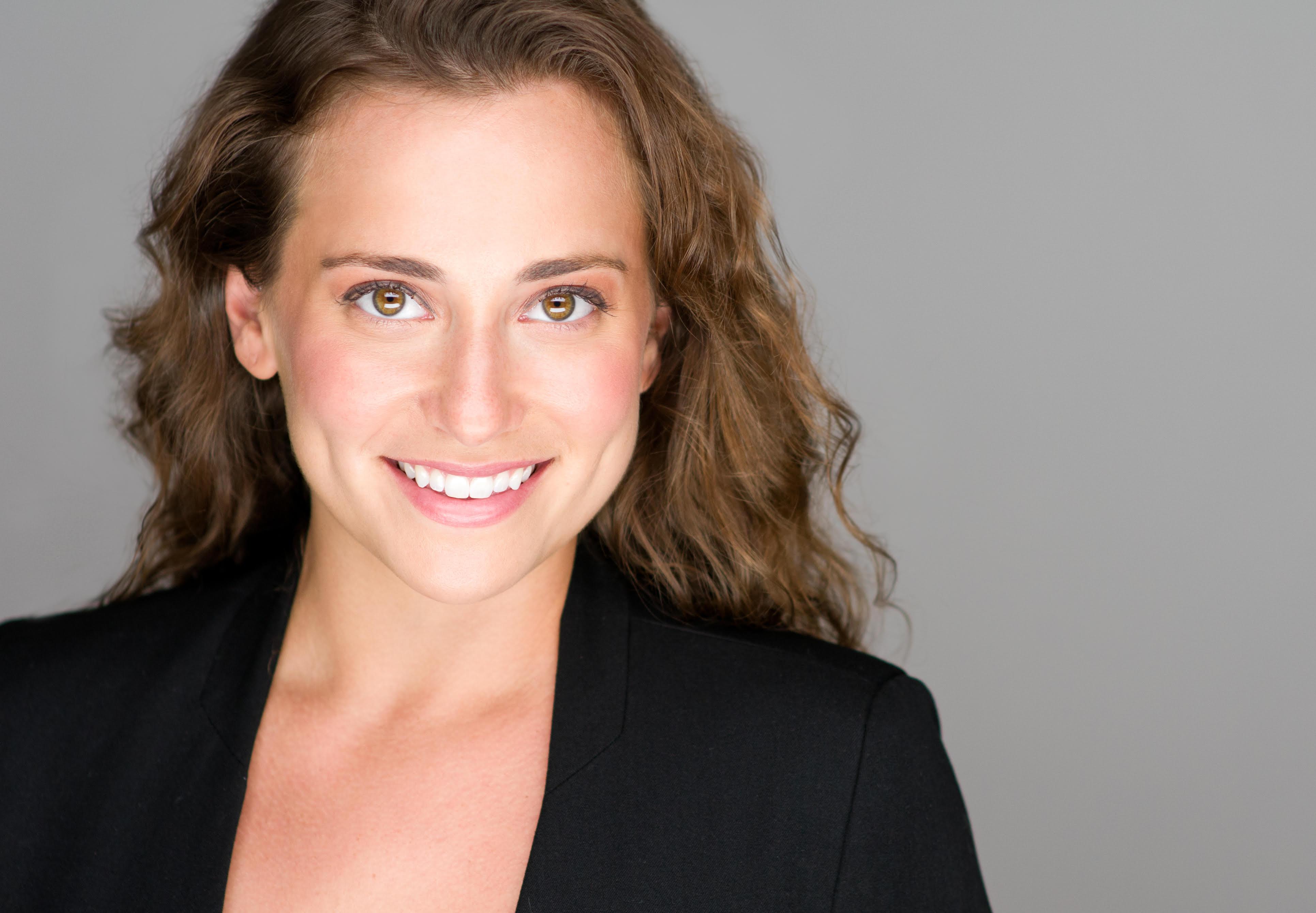 actor Lauren Wickel large photo